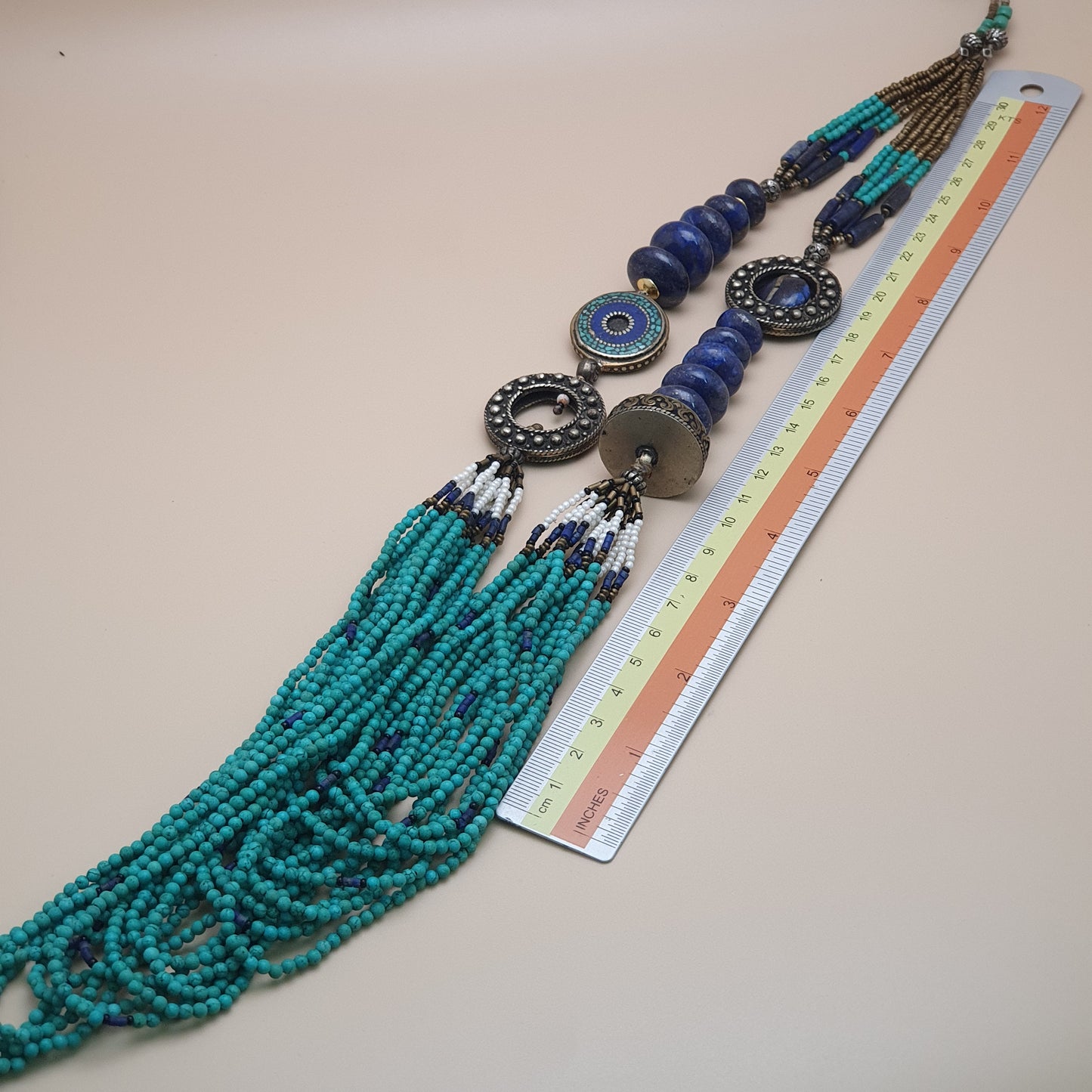 Vintage Tribal Mehrreihige Halskette mit Türkis, Howlith und Lapislazuli mit antikem Messing-Design