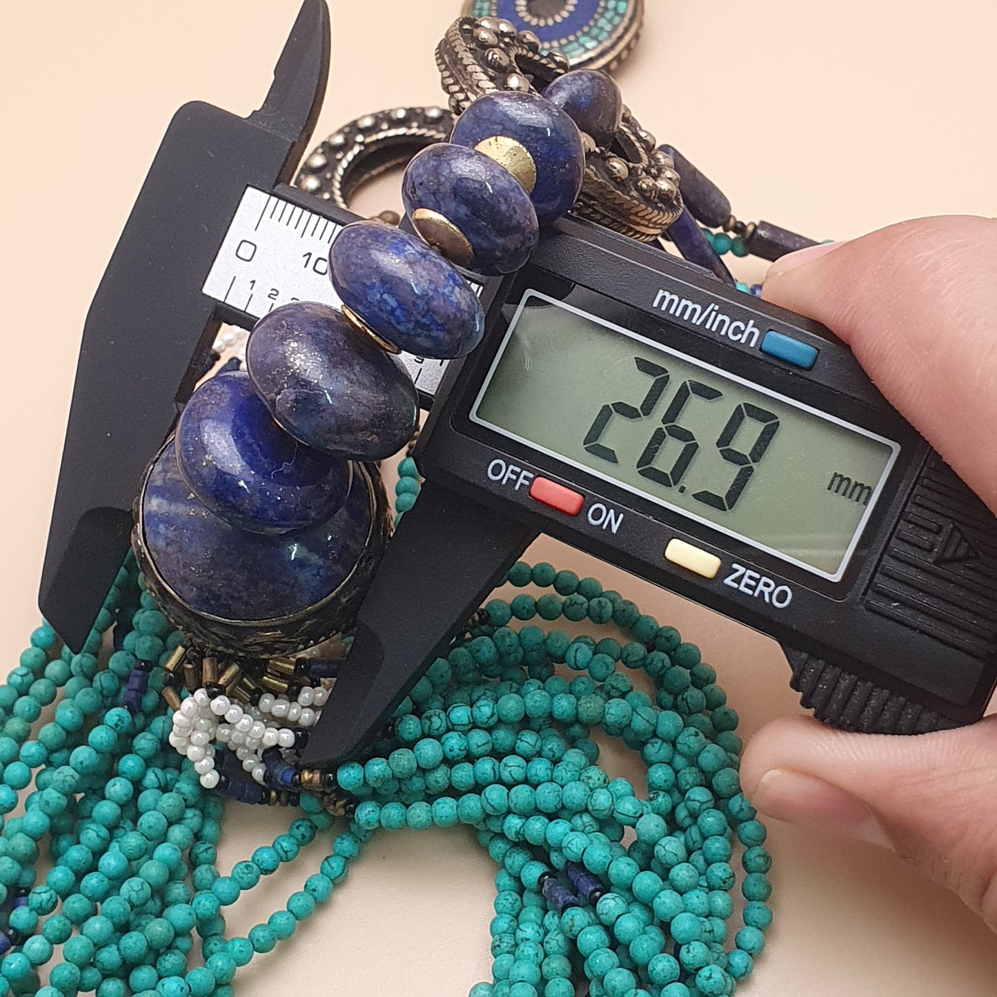 Vintage Tribal Mehrreihige Halskette mit Türkis, Howlith und Lapislazuli mit antikem Messing-Design