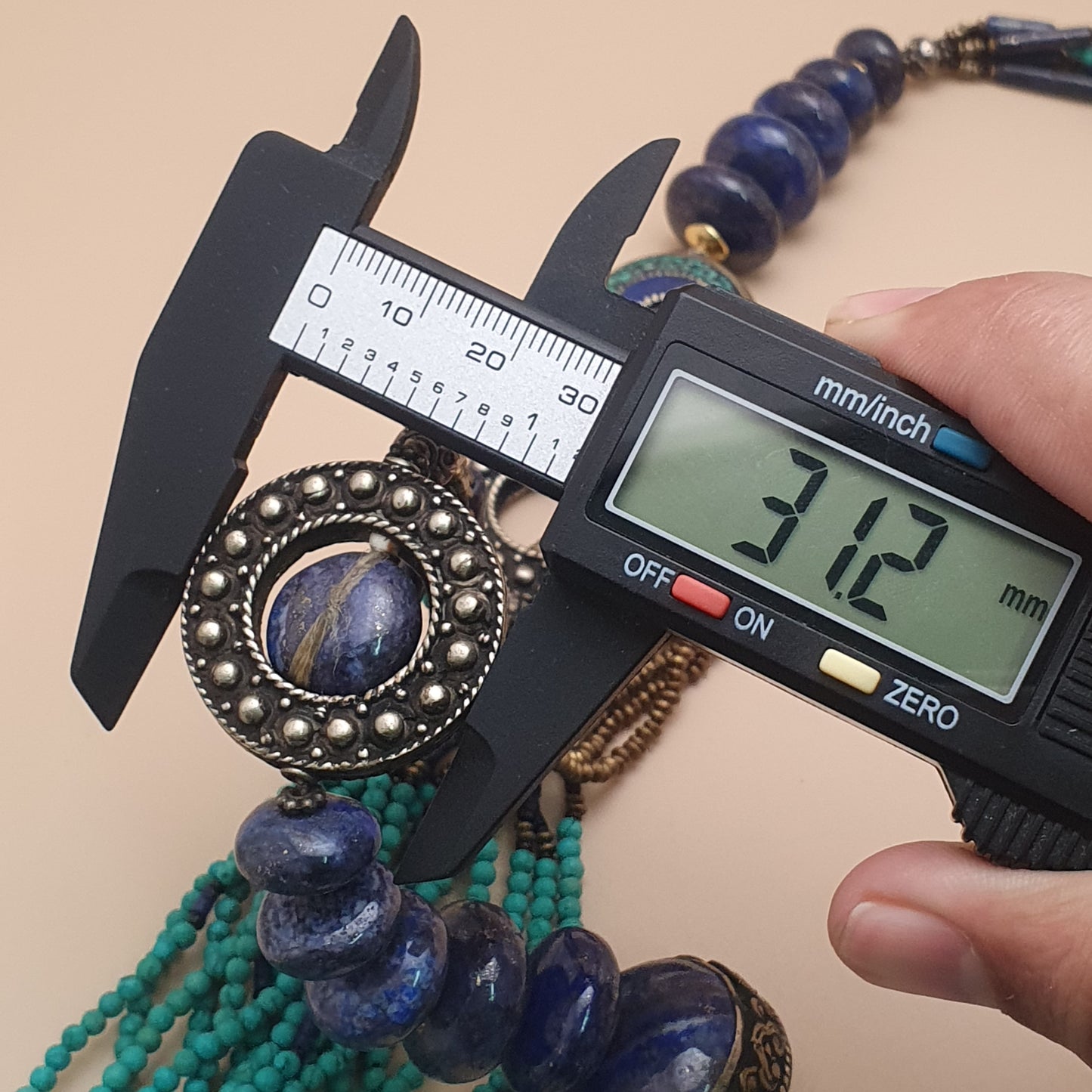 Vintage Tribal Mehrreihige Halskette mit Türkis, Howlith und Lapislazuli mit antikem Messing-Design