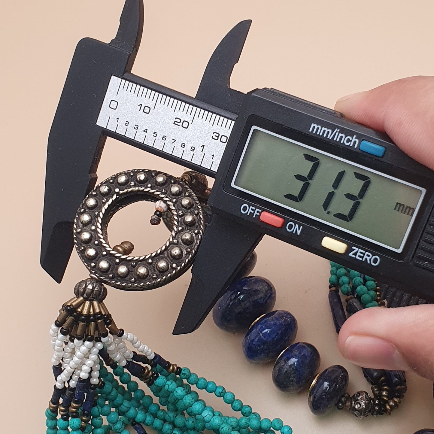 Vintage Tribal Mehrreihige Halskette mit Türkis, Howlith und Lapislazuli mit antikem Messing-Design