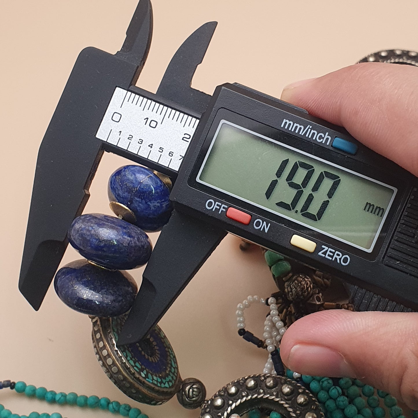 Vintage Tribal Mehrreihige Halskette mit Türkis, Howlith und Lapislazuli mit antikem Messing-Design