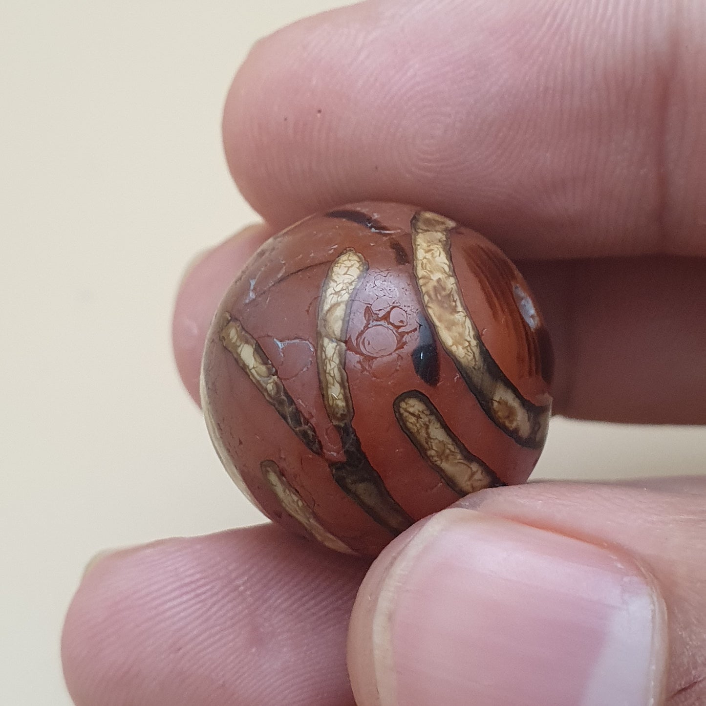 Lot von 2 antiken Amuletten aus geätzten Karneol-Achatperlen