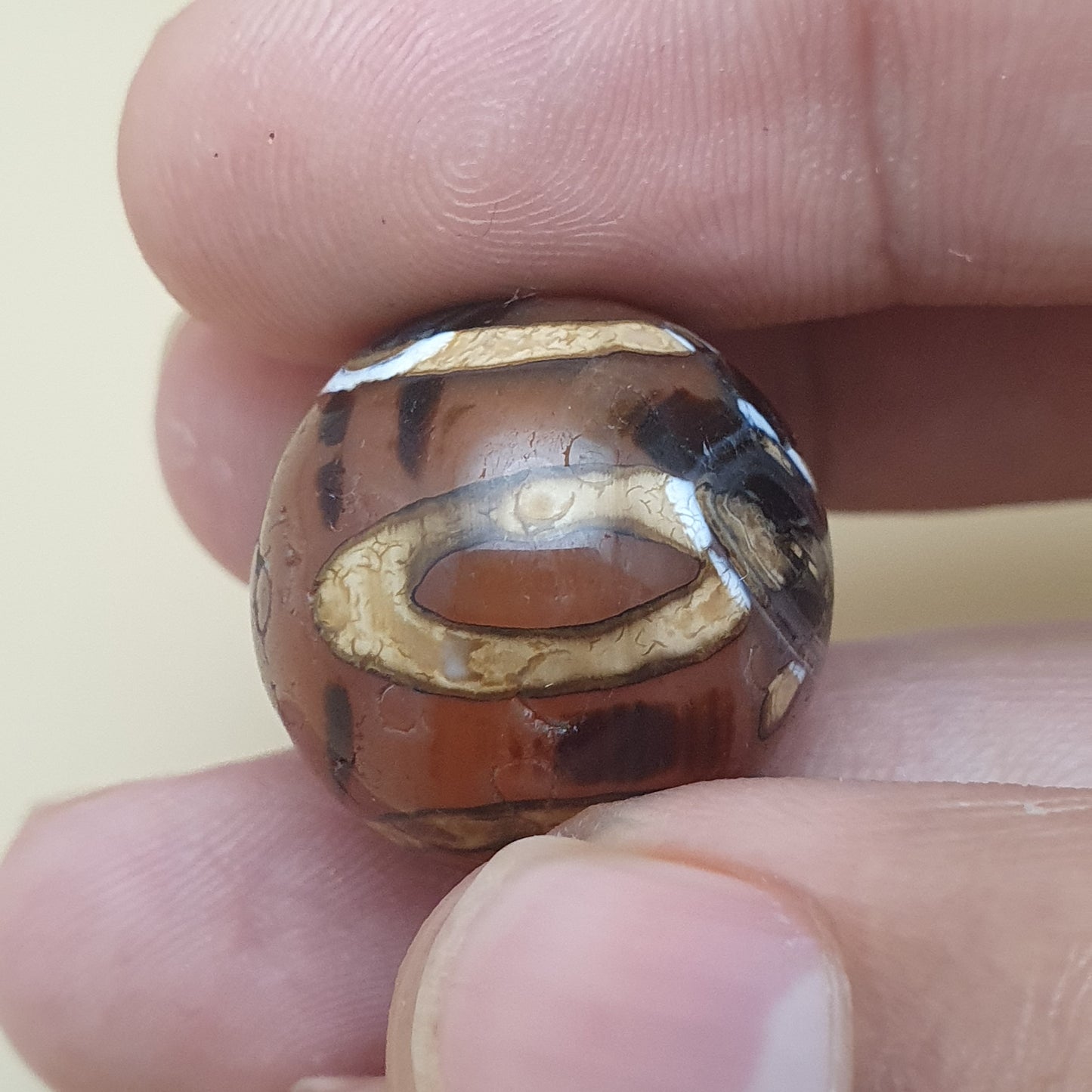 Lot von 2 antiken Amuletten aus geätzten Karneol-Achatperlen