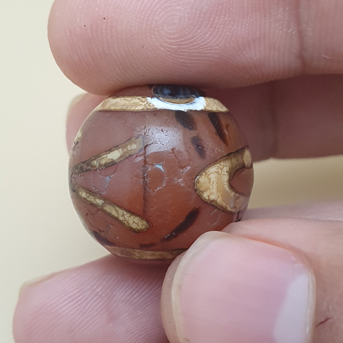 Lot von 2 antiken Amuletten aus geätzten Karneol-Achatperlen