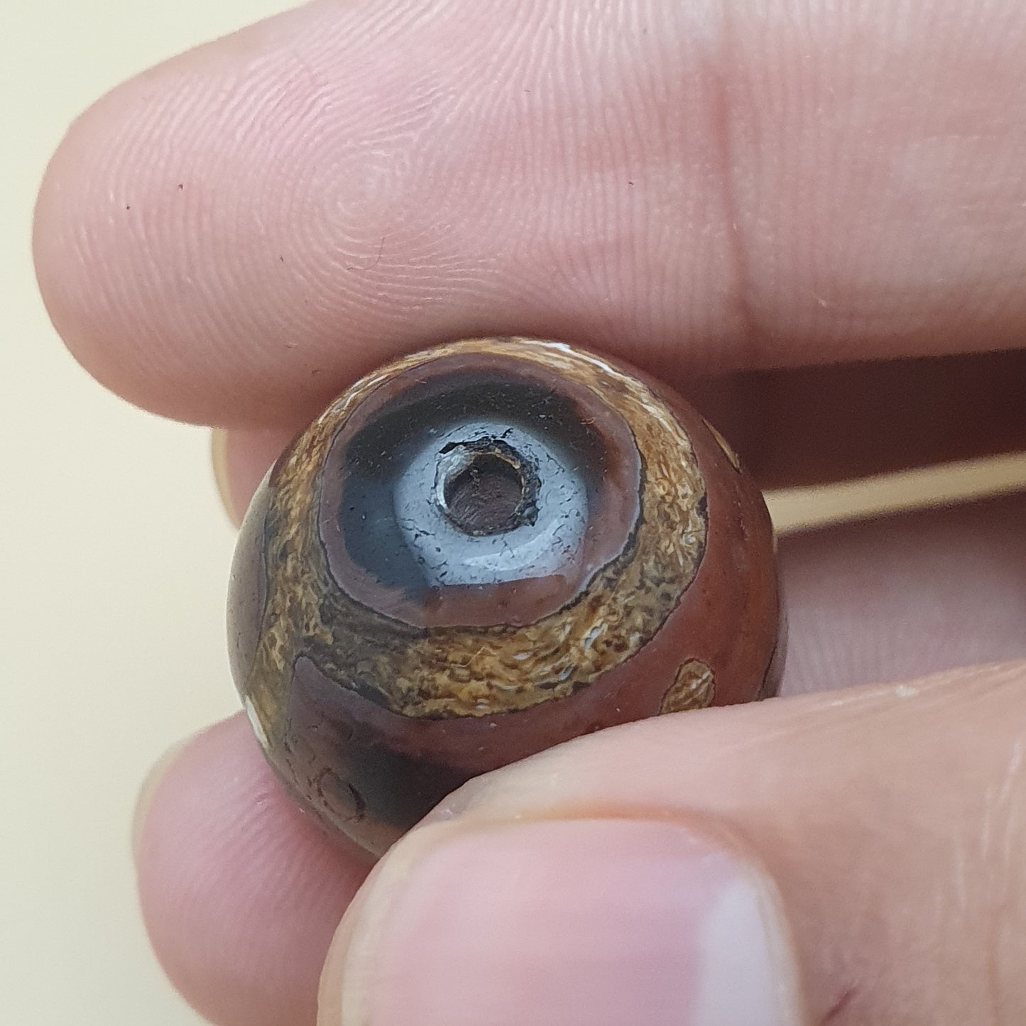 Lot von 2 antiken Amuletten aus geätzten Karneol-Achatperlen