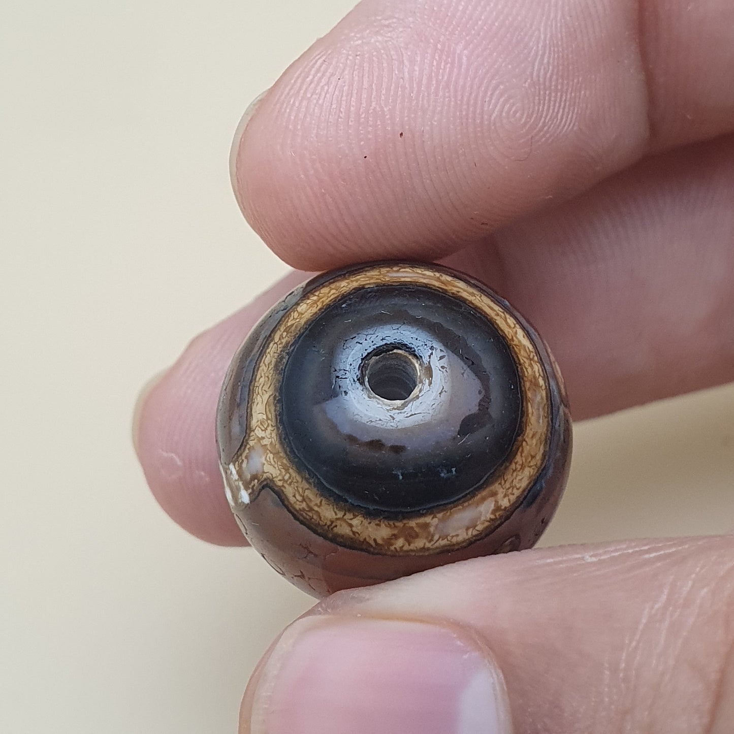 Lot von 2 antiken Amuletten aus geätzten Karneol-Achatperlen