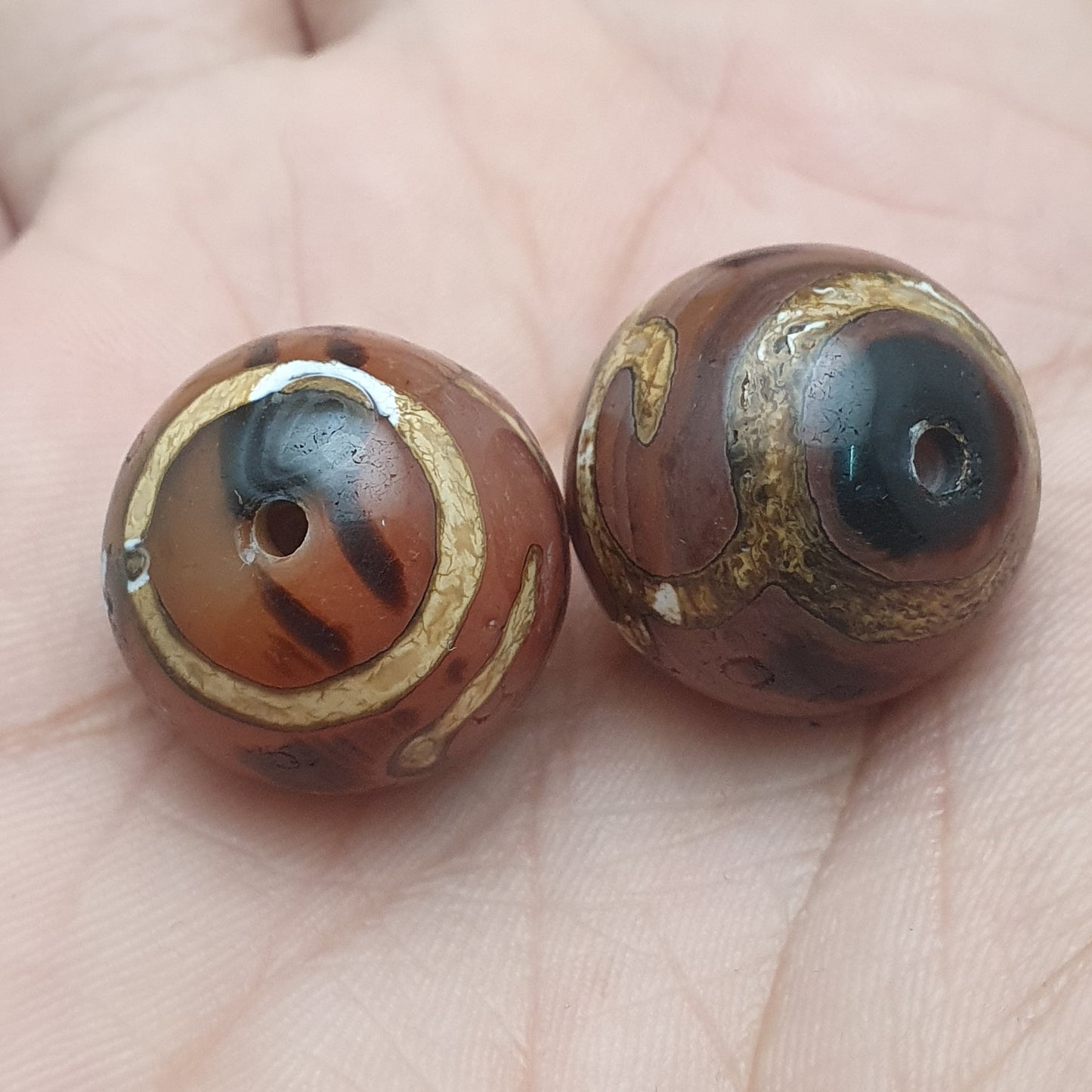 Lot von 2 antiken Amuletten aus geätzten Karneol-Achatperlen