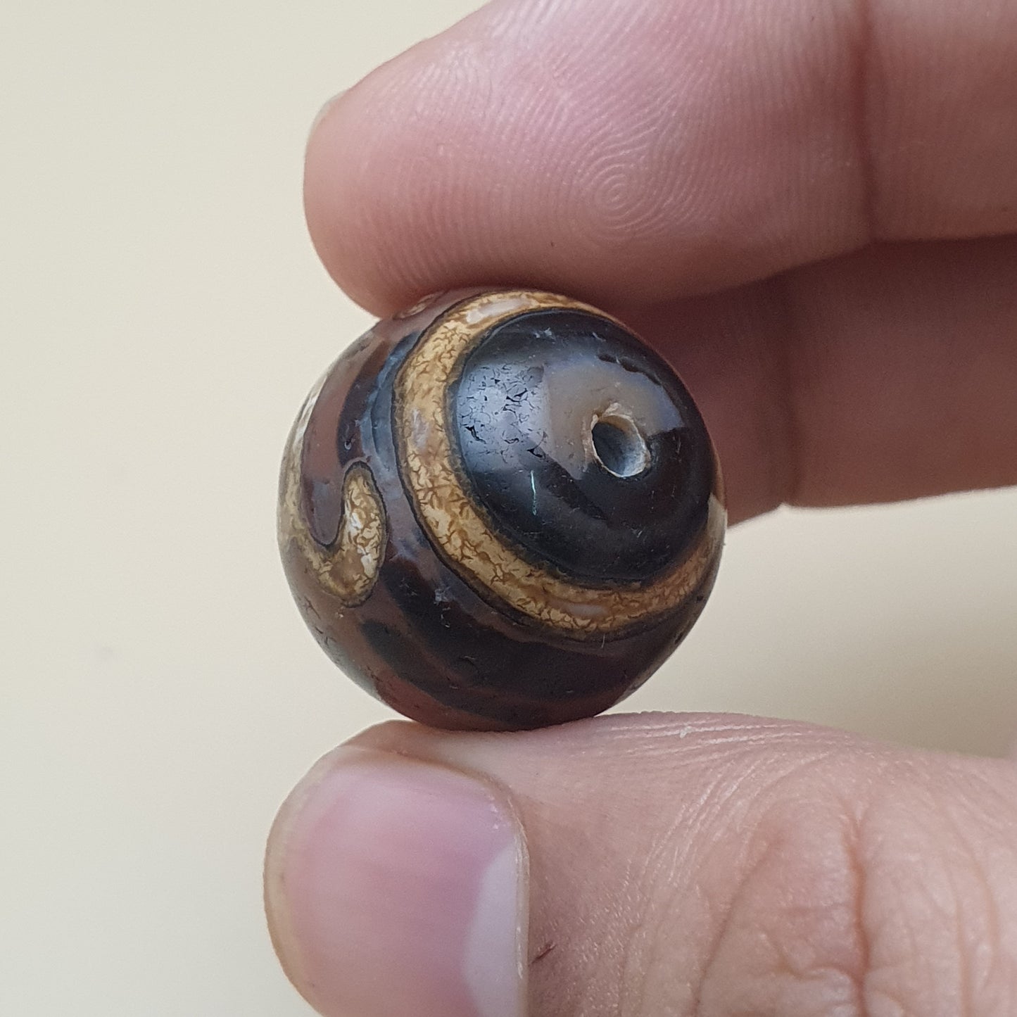 Lot von 2 antiken Amuletten aus geätzten Karneol-Achatperlen