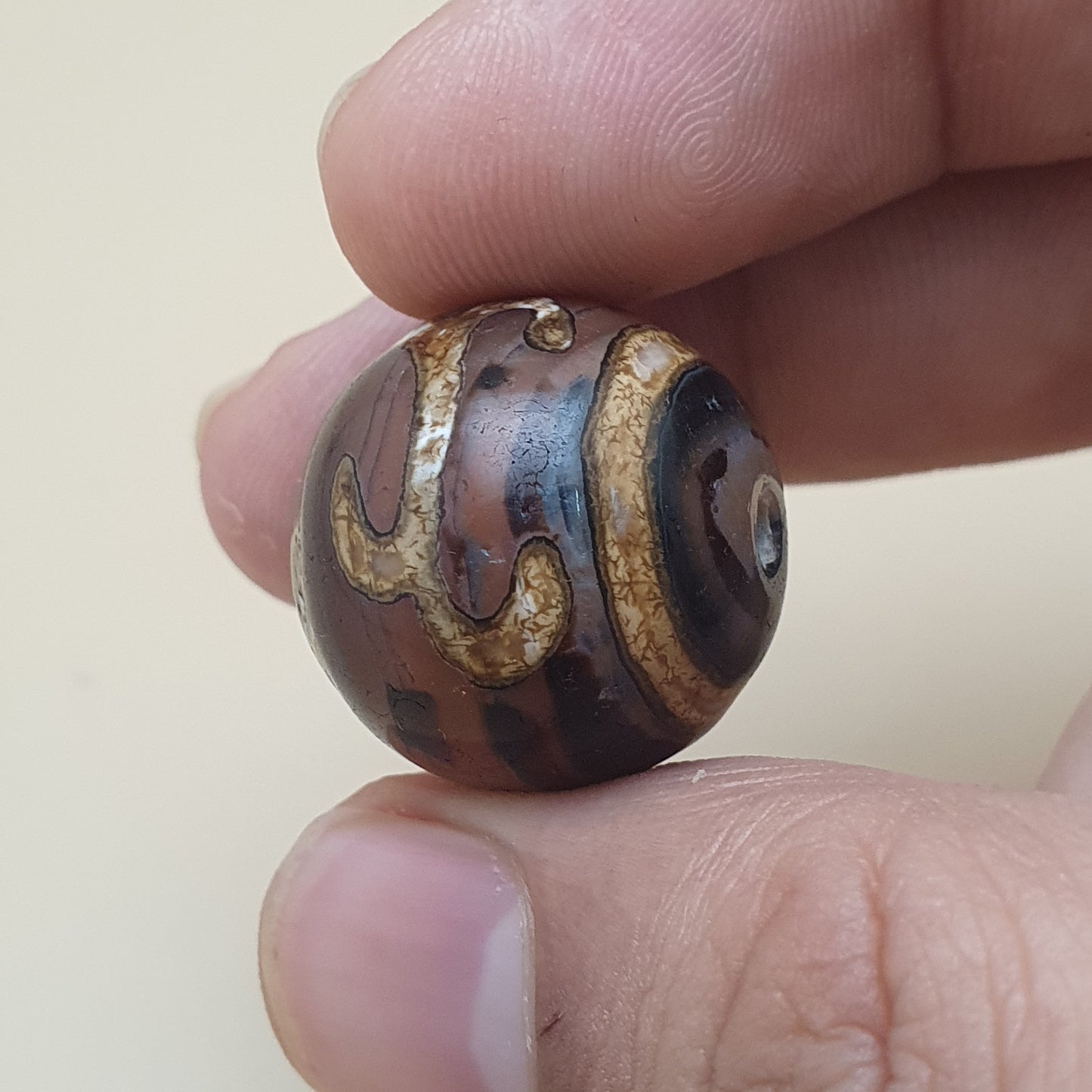 Lot von 2 antiken Amuletten aus geätzten Karneol-Achatperlen