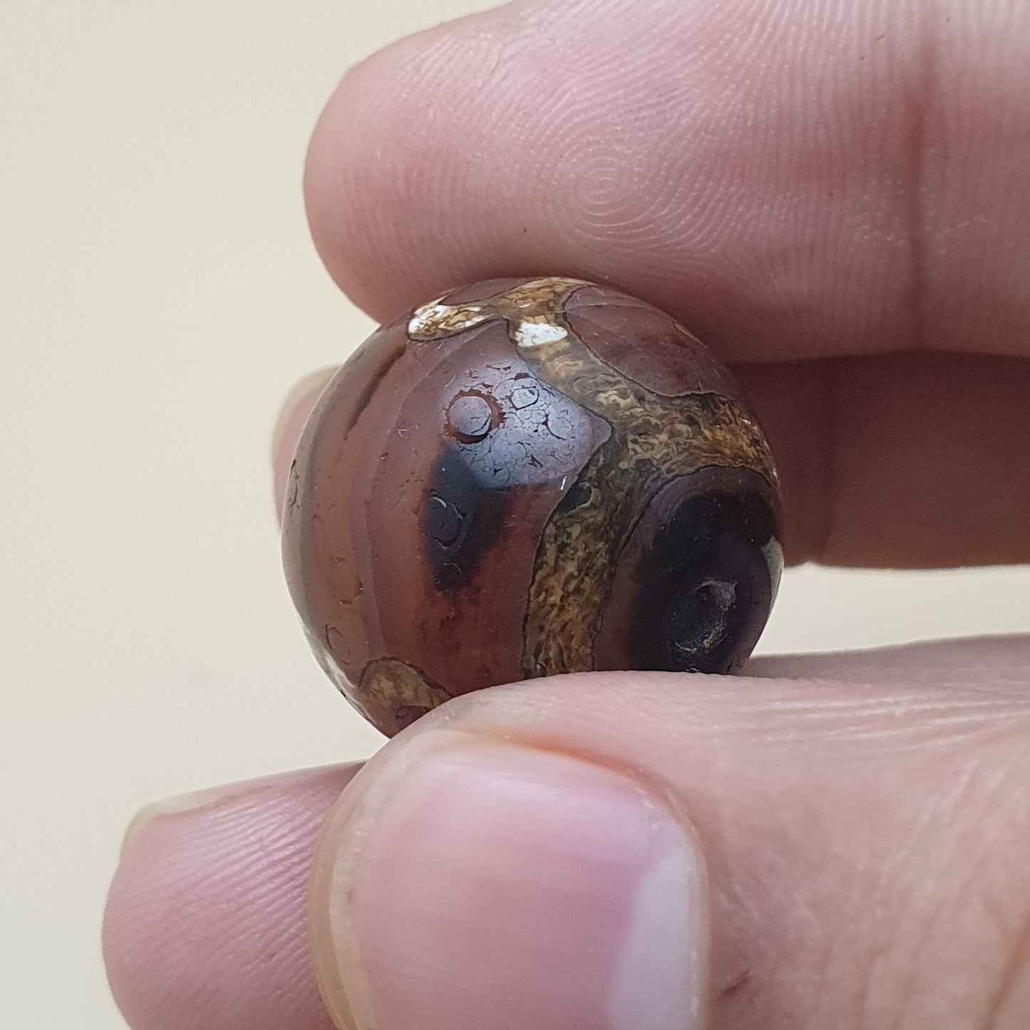 Lot von 2 antiken Amuletten aus geätzten Karneol-Achatperlen