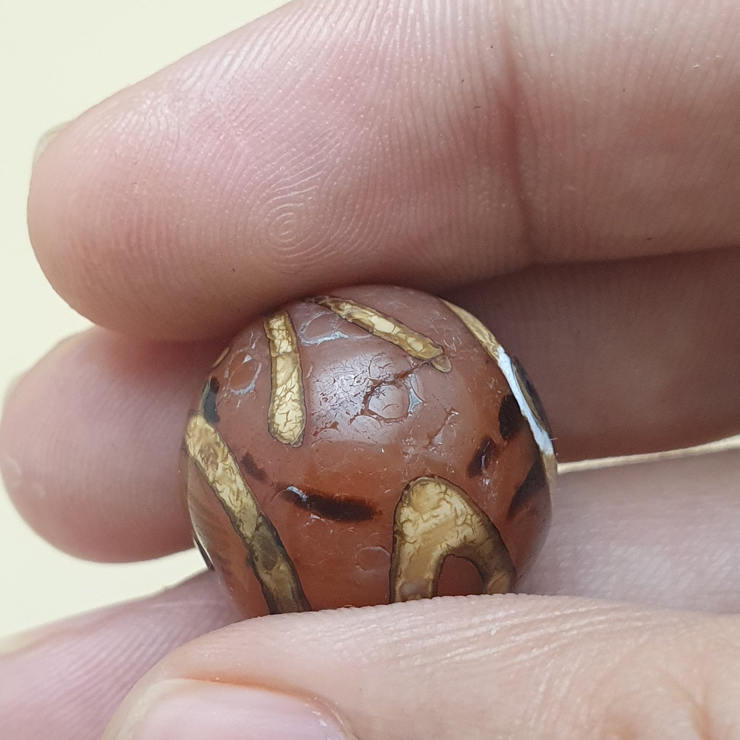 Lot von 2 antiken Amuletten aus geätzten Karneol-Achatperlen