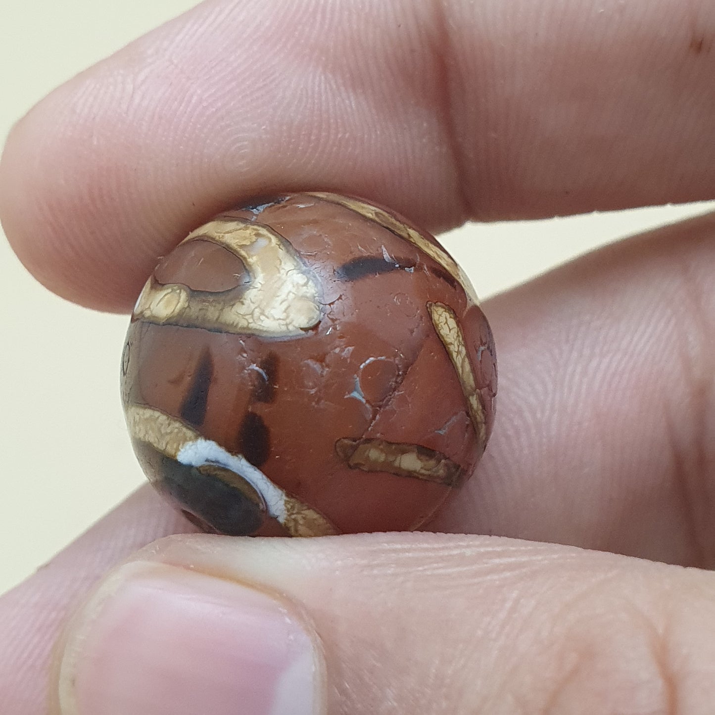 Lot von 2 antiken Amuletten aus geätzten Karneol-Achatperlen