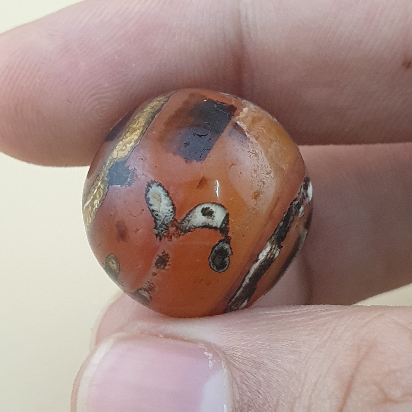 Los von 2 Vintage gravierten Karneolachatperlen Amulett
