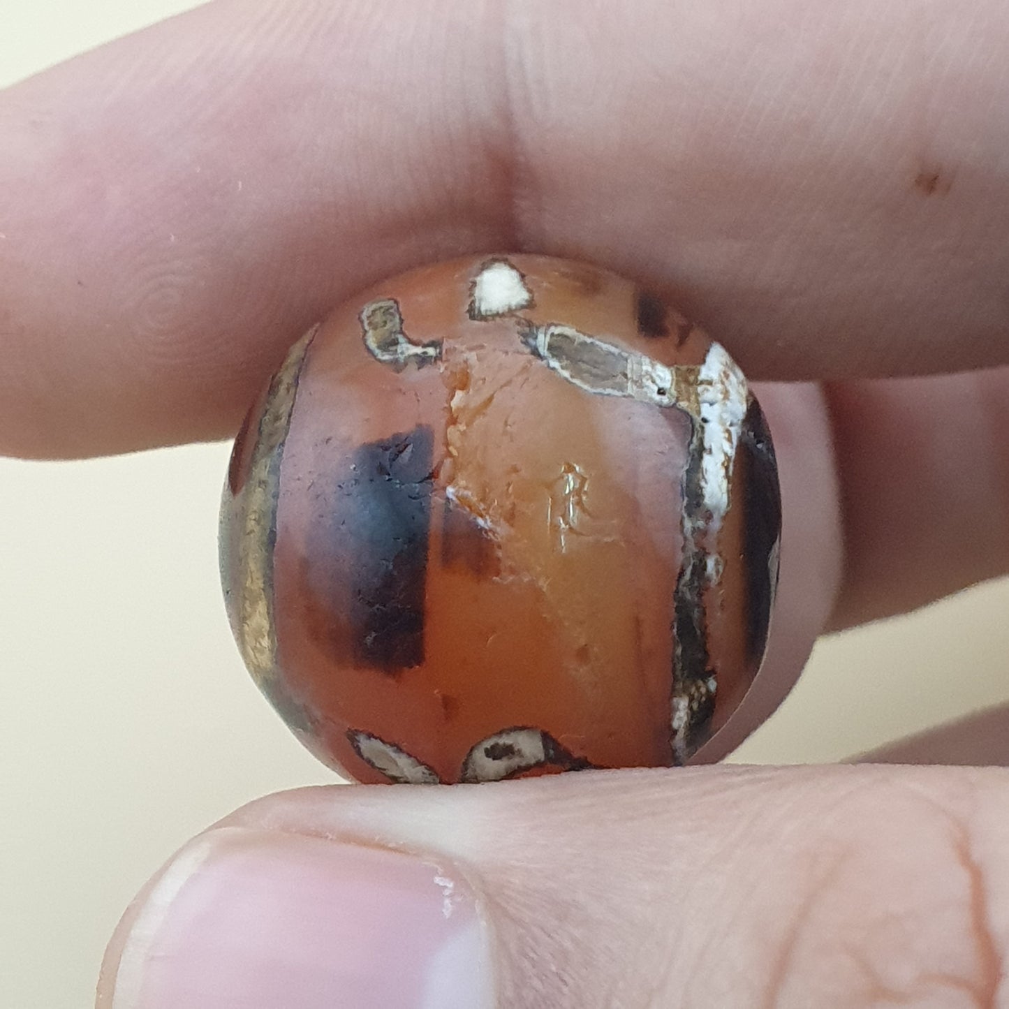 Los von 2 Vintage gravierten Karneolachatperlen Amulett
