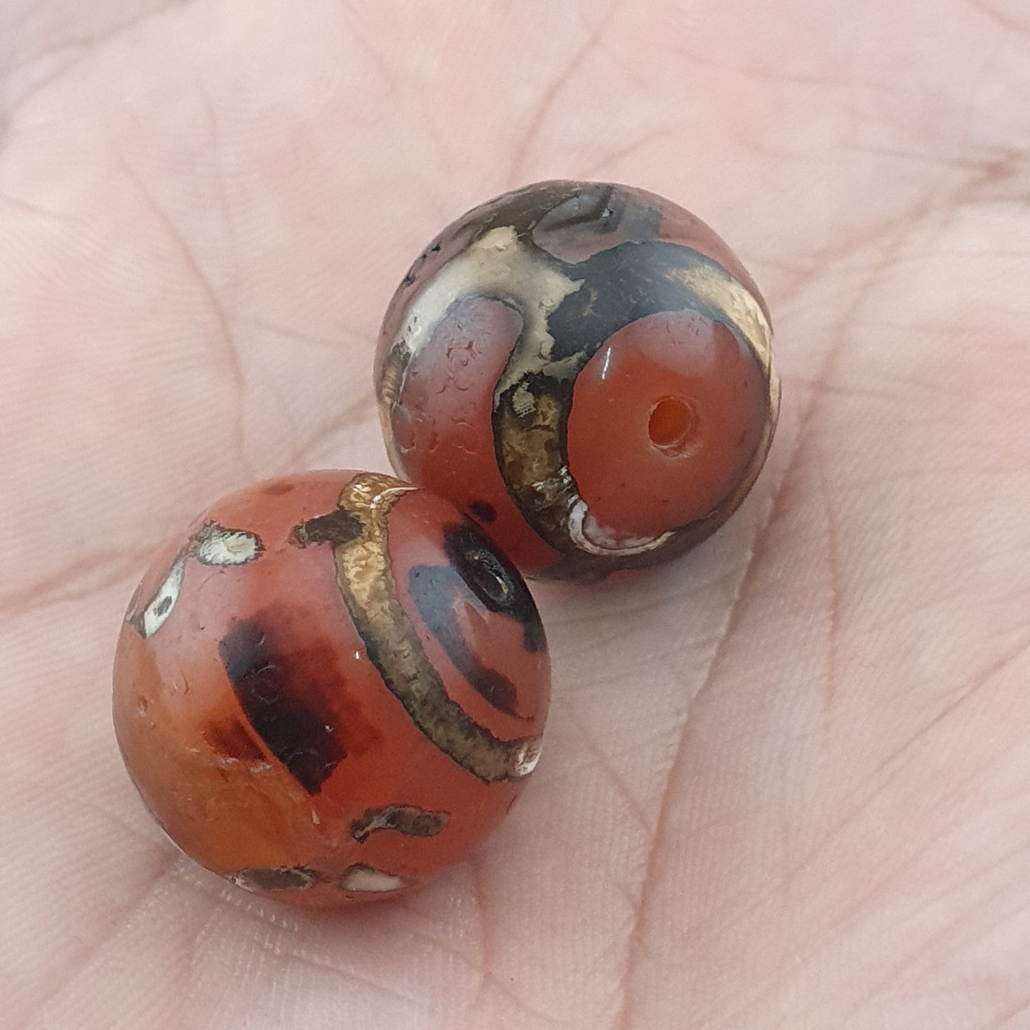 Los von 2 Vintage gravierten Karneolachatperlen Amulett