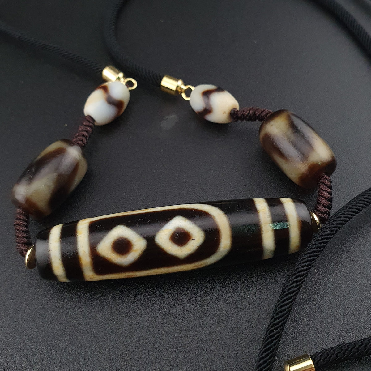 Collier pendentif amulette perle Dzi agate motif yeux uniques Himalaya vintage