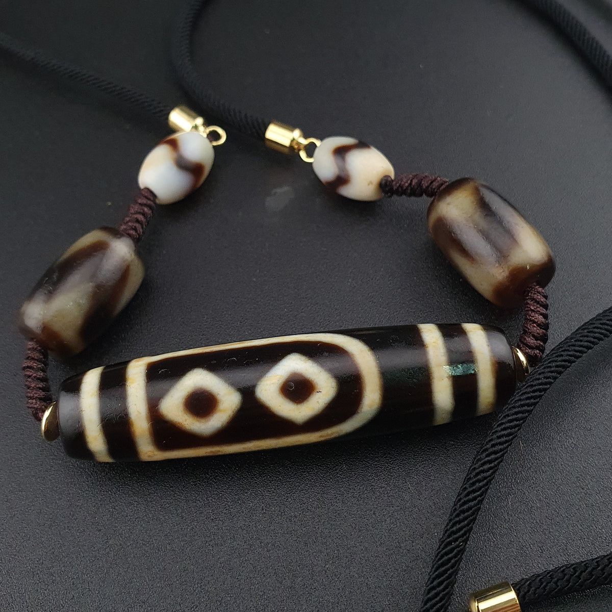 Collier pendentif amulette perle Dzi agate motif yeux uniques Himalaya vintage