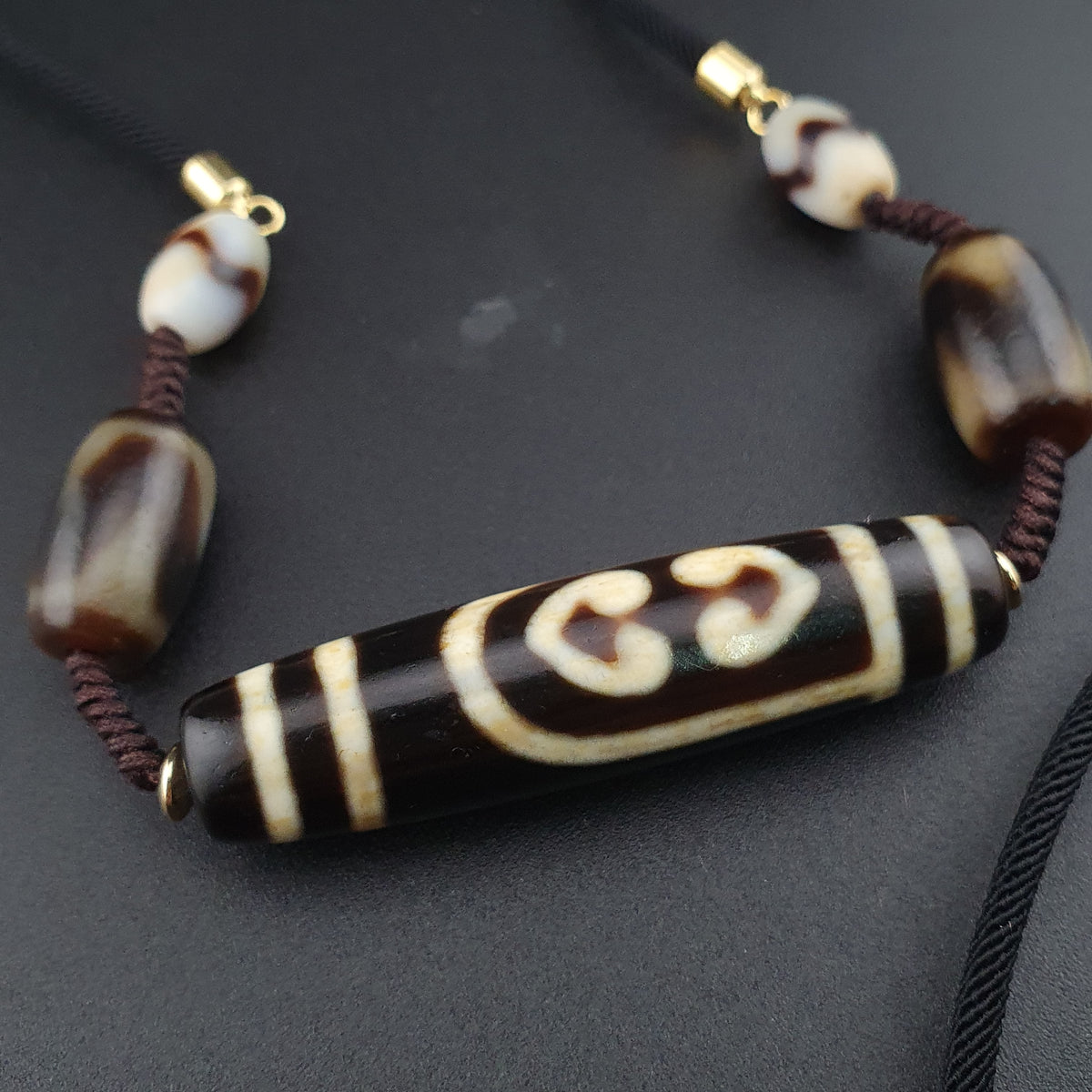 Collier pendentif amulette perle Dzi agate motif yeux uniques Himalaya vintage
