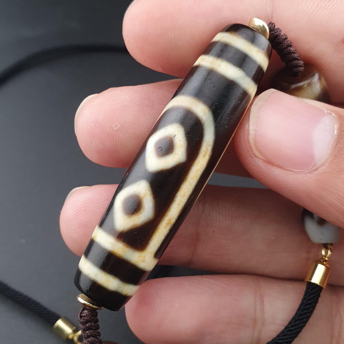 Collier pendentif amulette perle Dzi agate motif yeux uniques Himalaya vintage