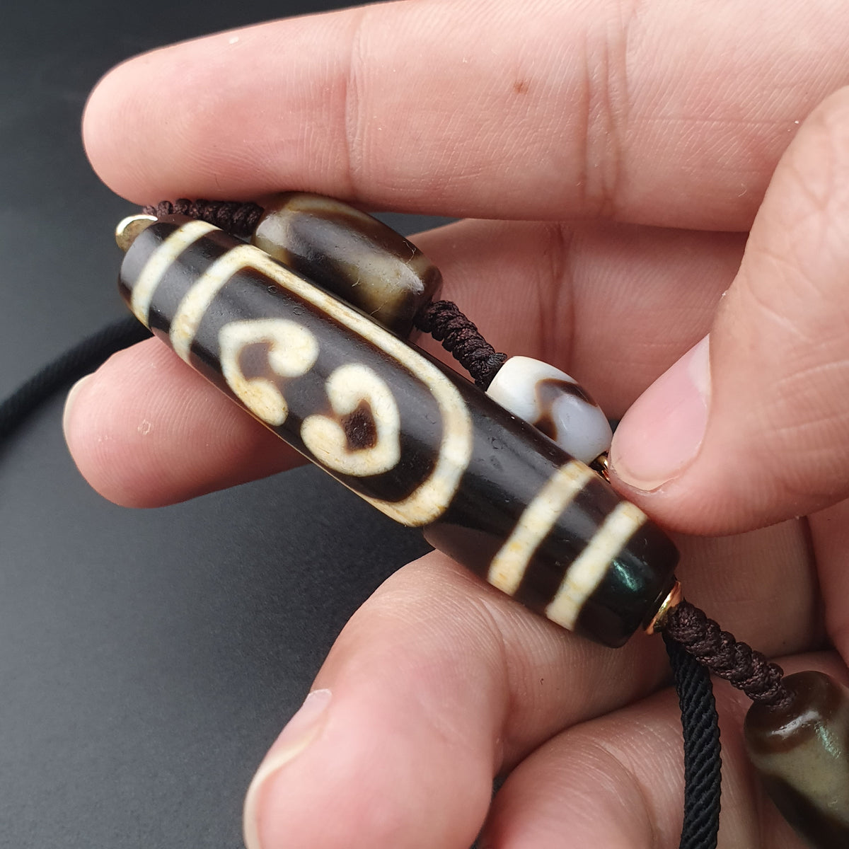 Collier pendentif amulette perle Dzi agate motif yeux uniques Himalaya vintage