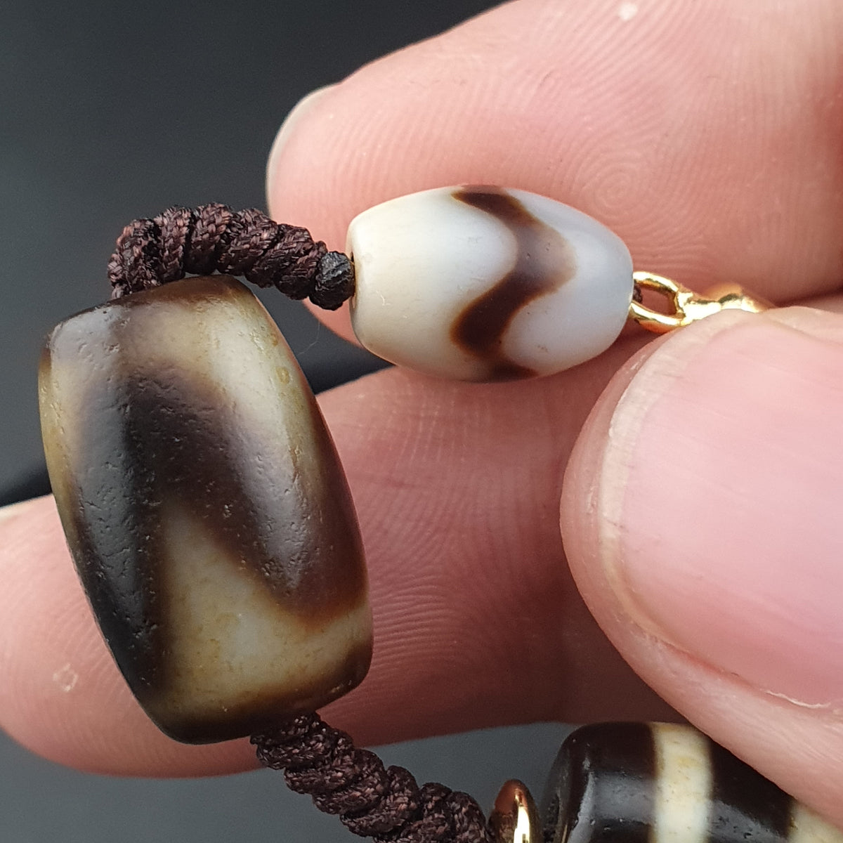Collier pendentif amulette perle Dzi agate motif yeux uniques Himalaya vintage