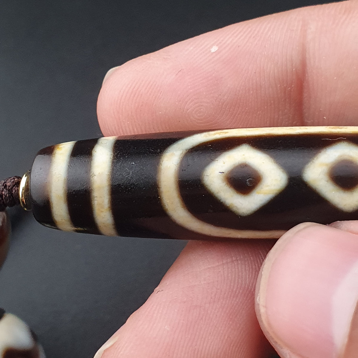 Collier pendentif amulette perle Dzi agate motif yeux uniques Himalaya vintage