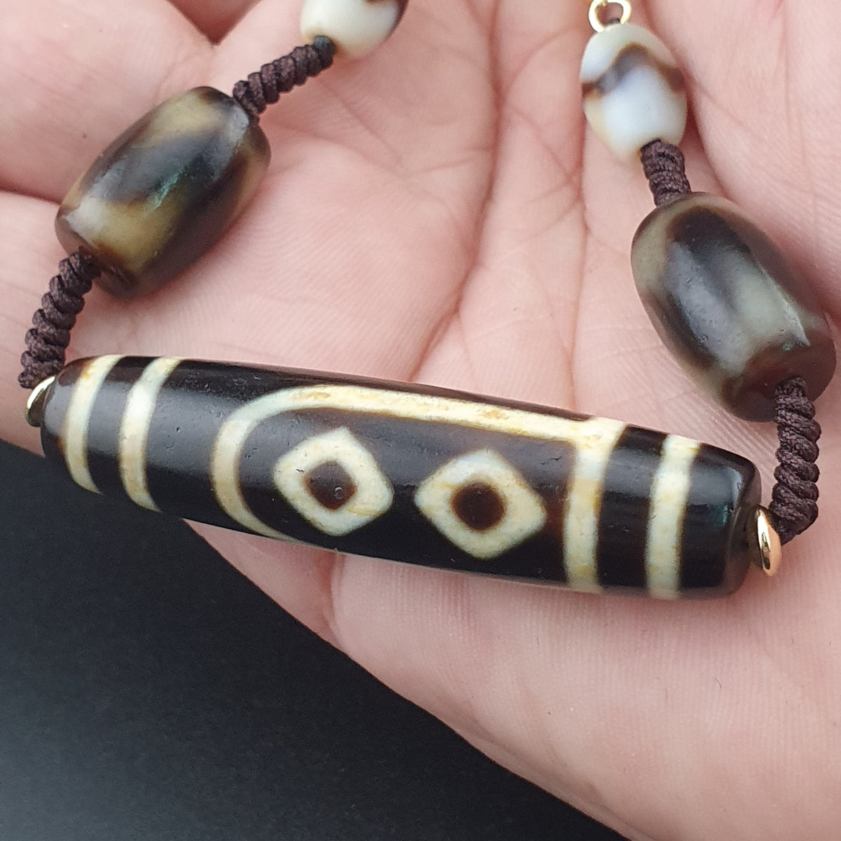 Collier pendentif amulette perle Dzi agate motif yeux uniques Himalaya vintage