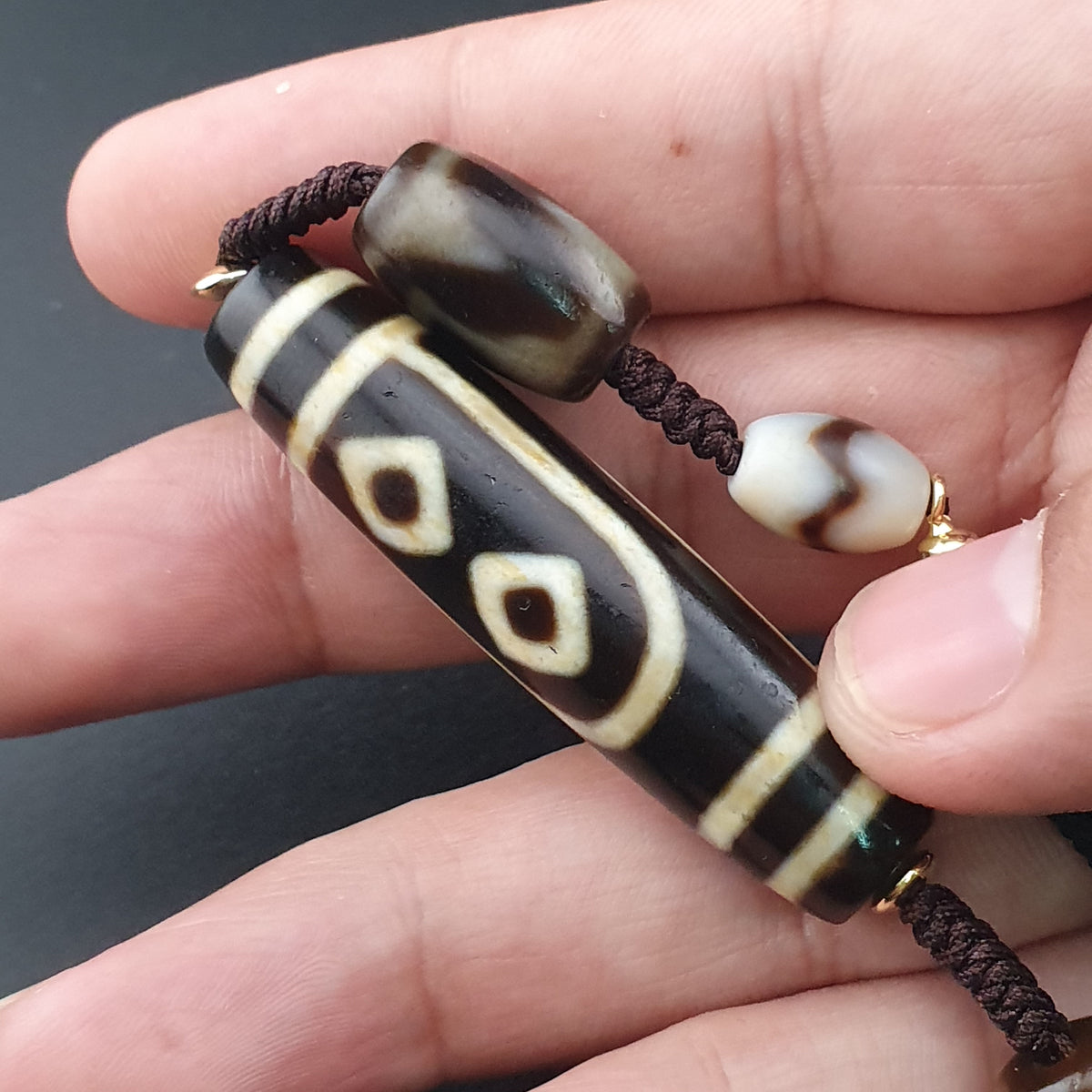 Collier pendentif amulette perle Dzi agate motif yeux uniques Himalaya vintage