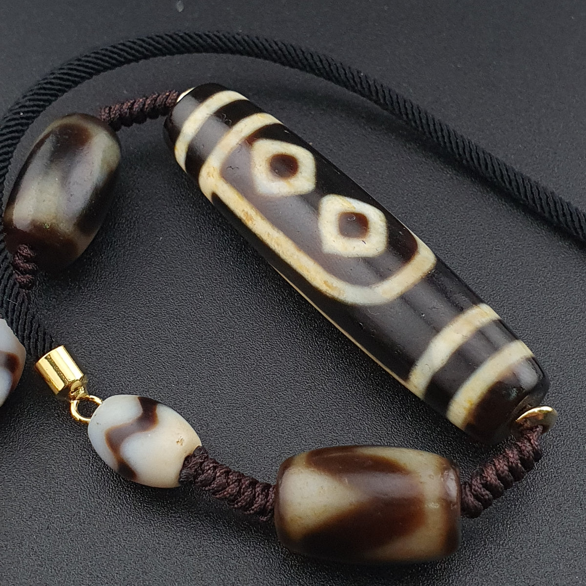 Collier pendentif amulette perle Dzi agate motif yeux uniques Himalaya vintage