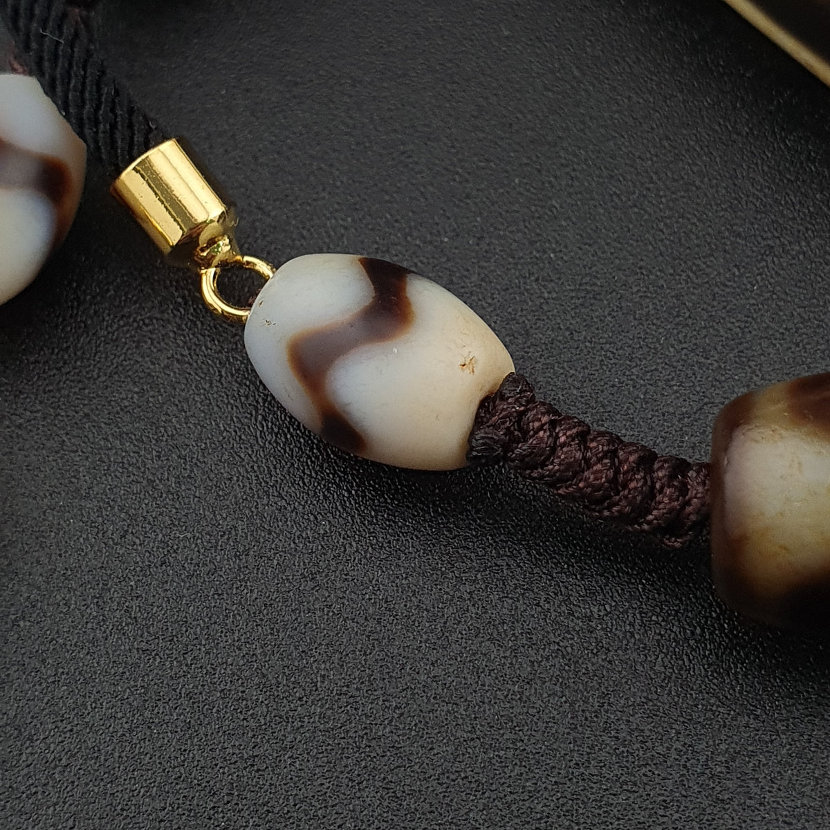 Collier pendentif amulette perle Dzi agate motif yeux uniques Himalaya vintage