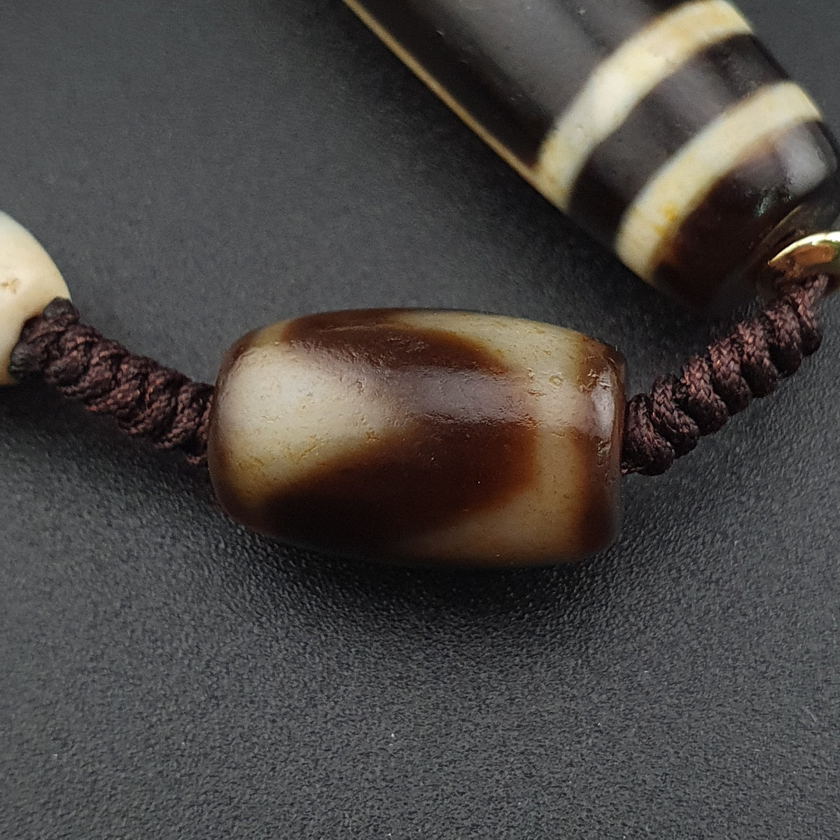 Collier pendentif amulette perle Dzi agate motif yeux uniques Himalaya vintage