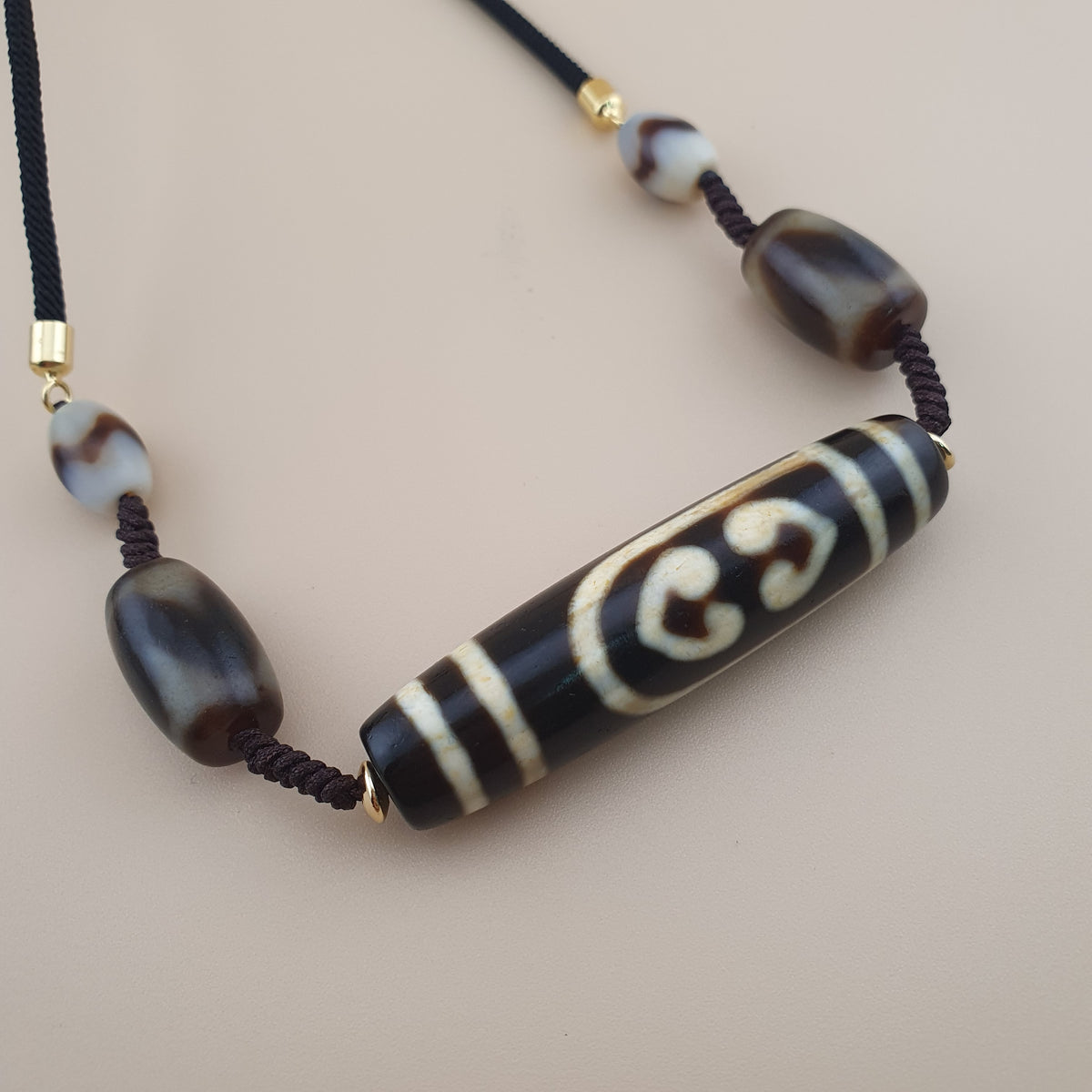 Collier pendentif amulette perle Dzi agate motif yeux uniques Himalaya vintage