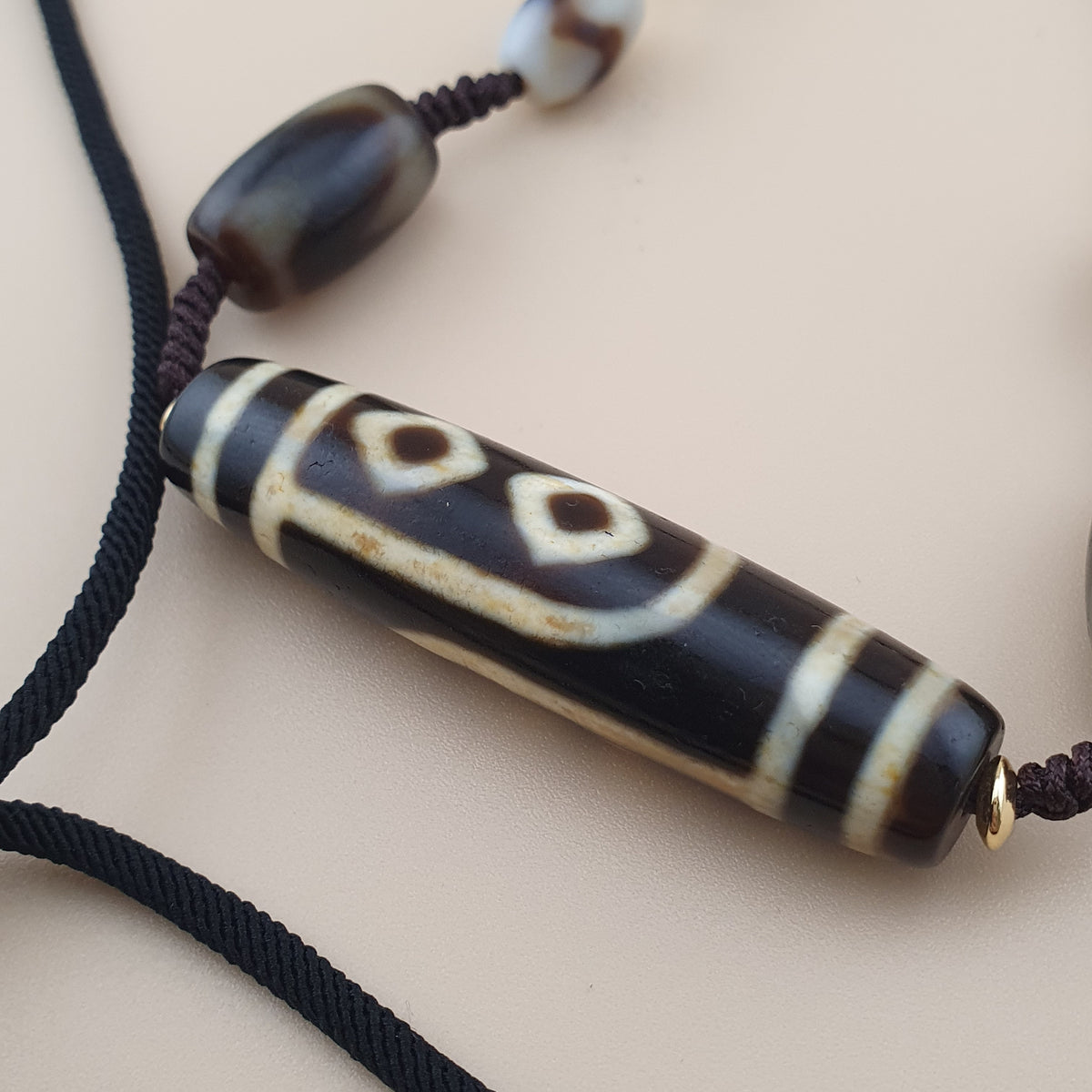 Collier pendentif amulette perle Dzi agate motif yeux uniques Himalaya vintage
