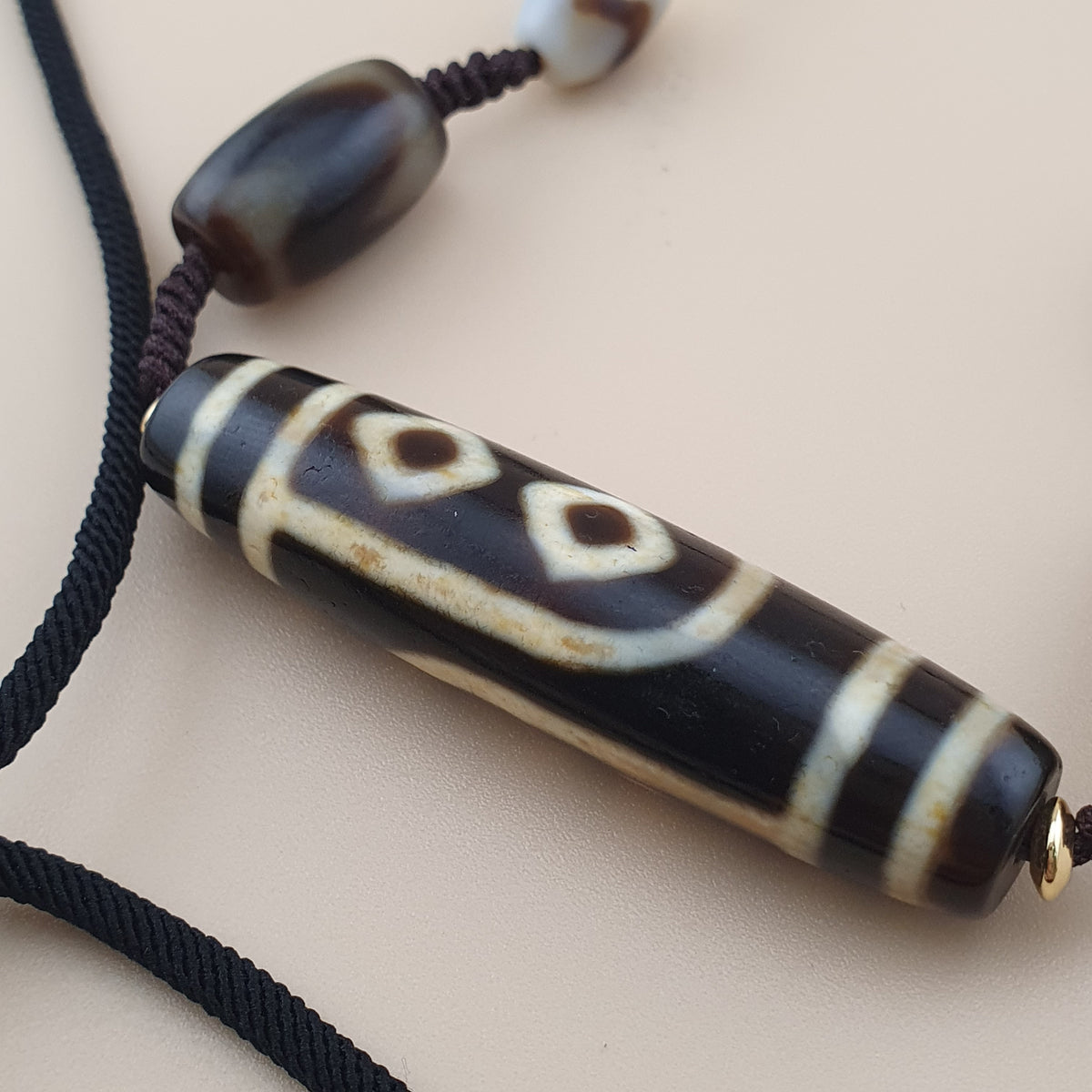 Collier pendentif amulette perle Dzi agate motif yeux uniques Himalaya vintage