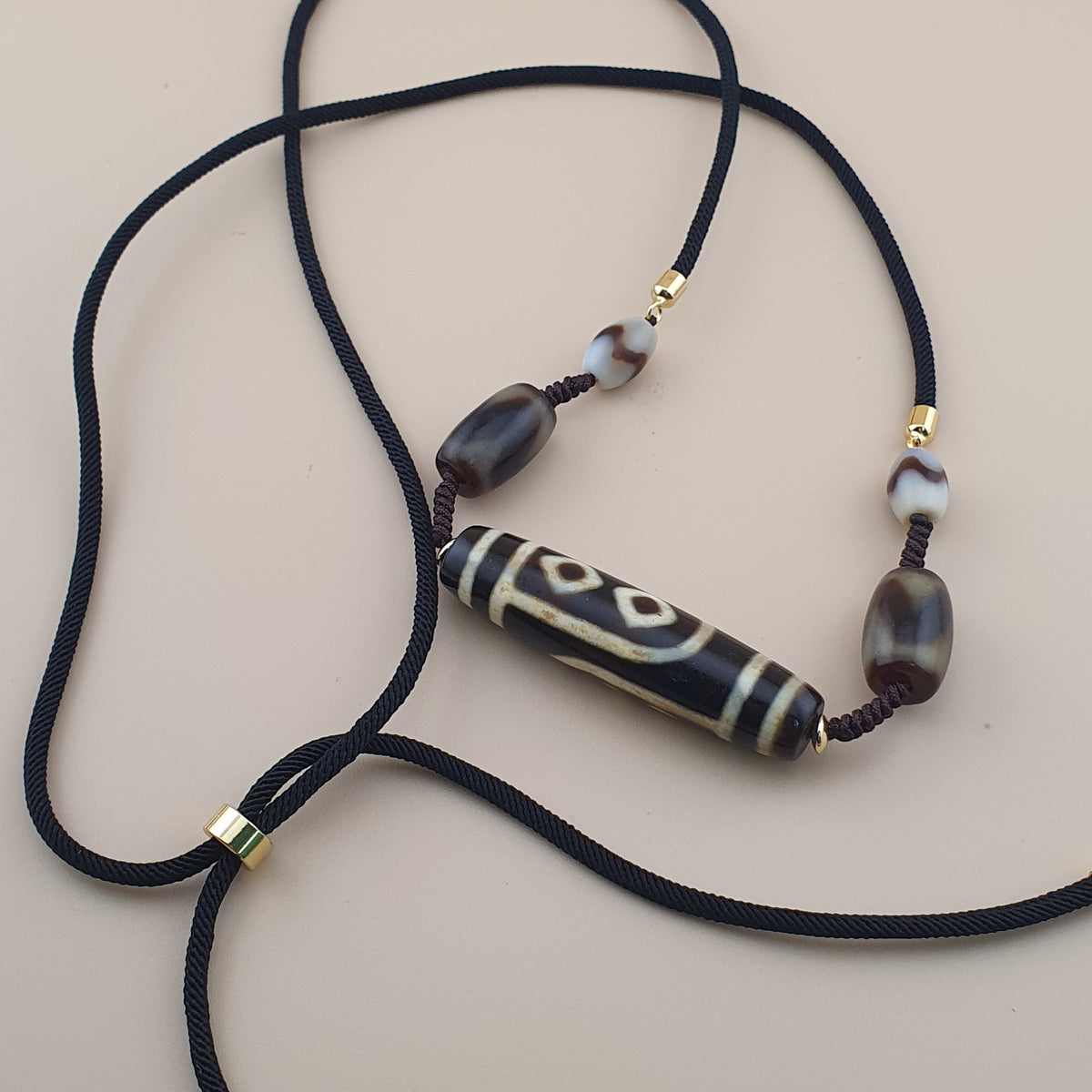 Collier pendentif amulette perle Dzi agate motif yeux uniques Himalaya vintage