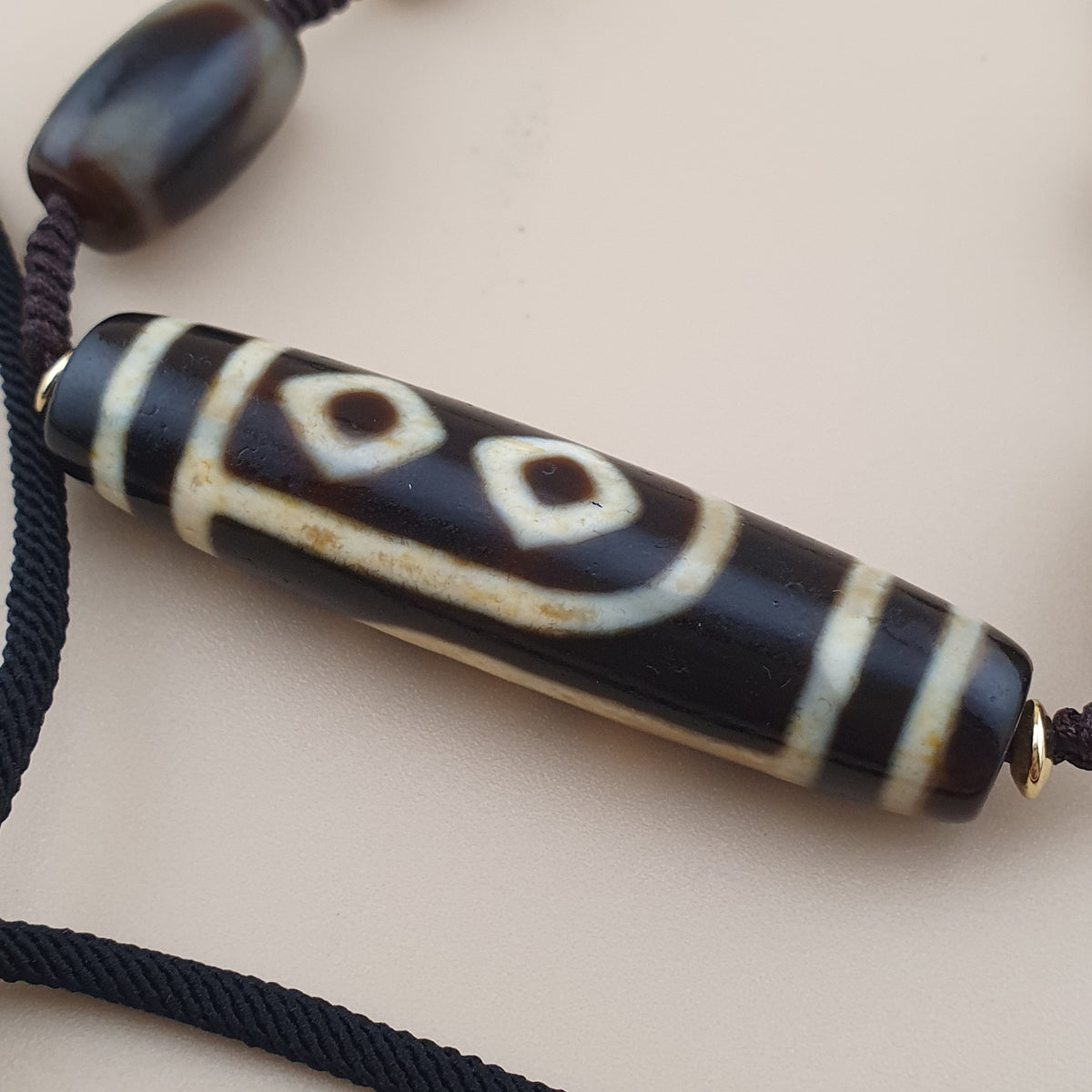 Collier pendentif amulette perle Dzi agate motif yeux uniques Himalaya vintage