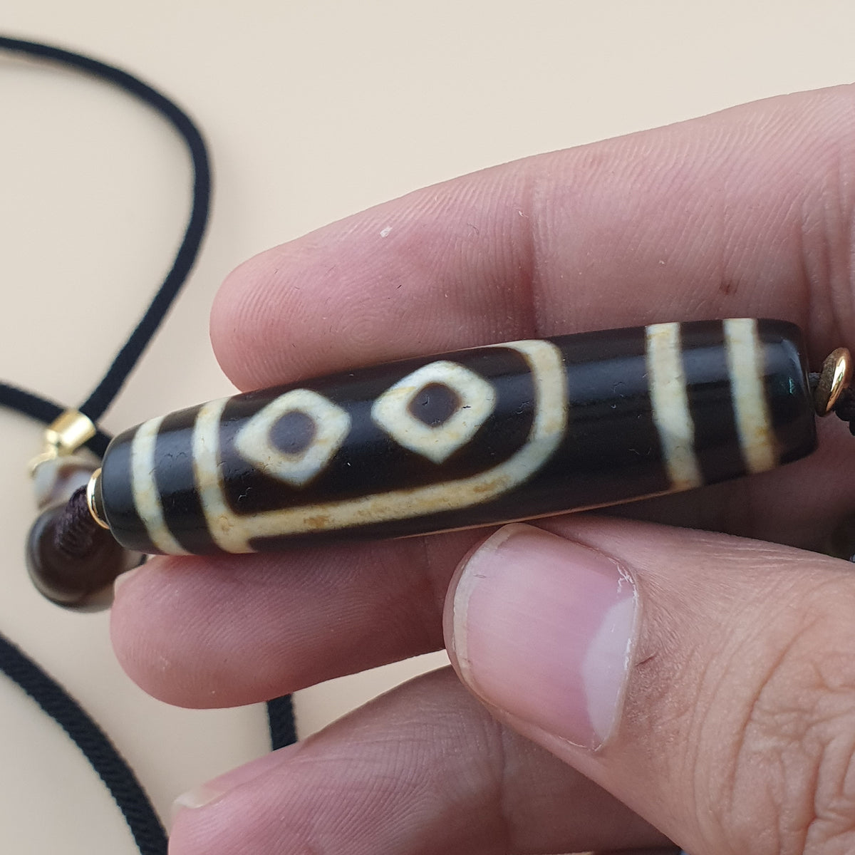 Collier pendentif amulette perle Dzi agate motif yeux uniques Himalaya vintage