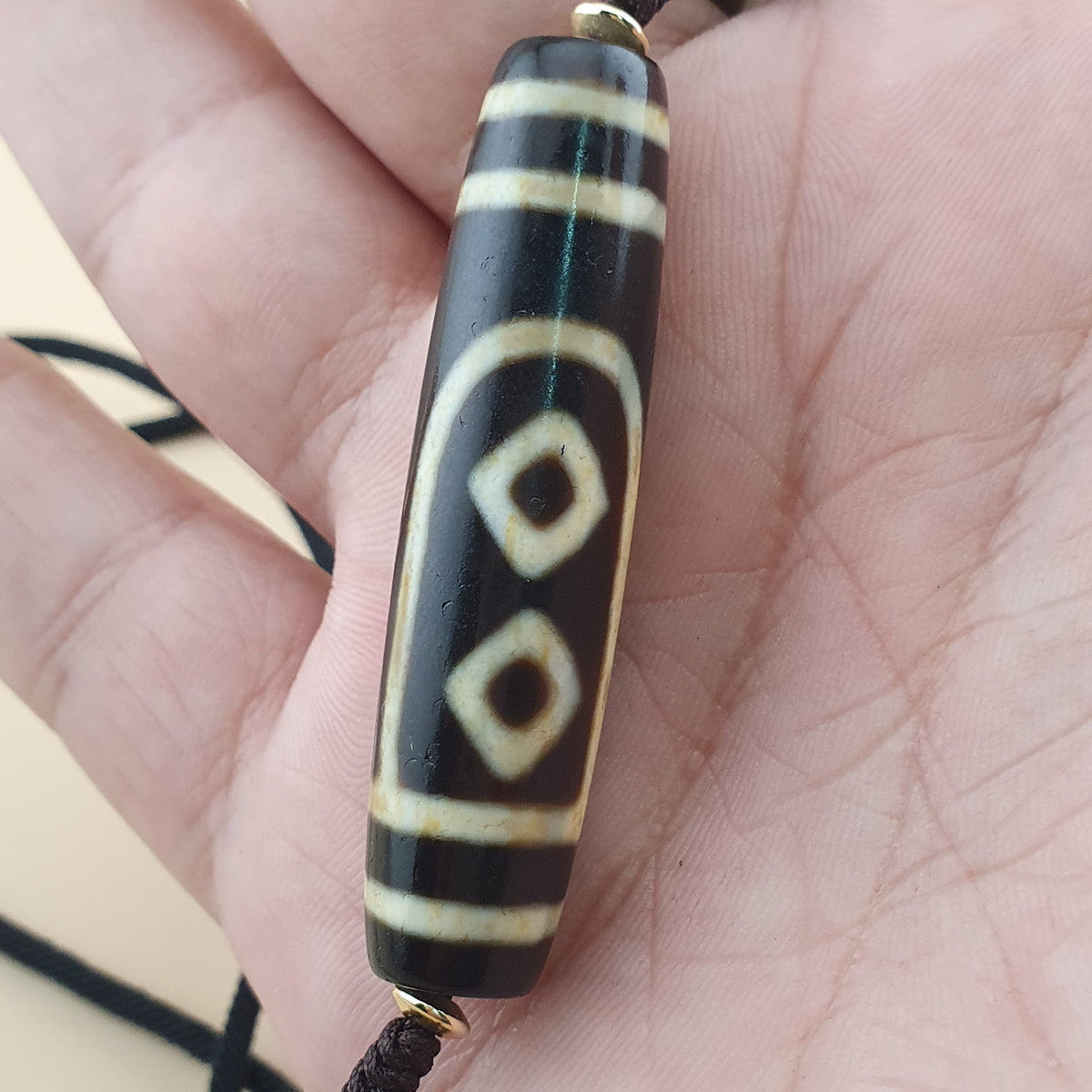 Collier pendentif amulette perle Dzi agate motif yeux uniques Himalaya vintage