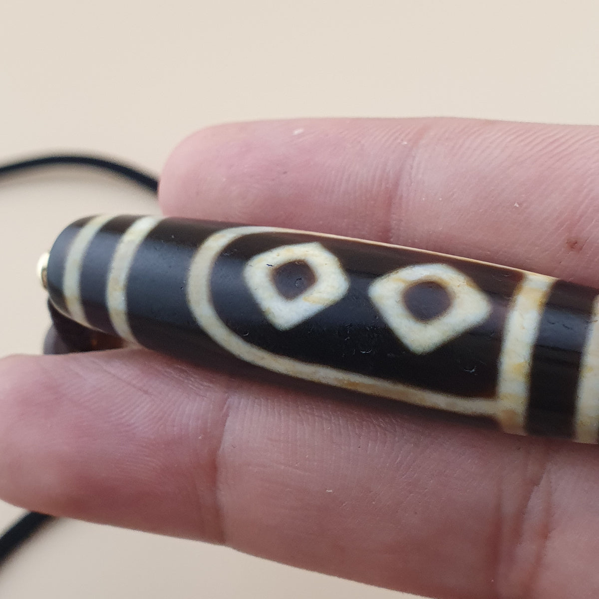 Collier pendentif amulette perle Dzi agate motif yeux uniques Himalaya vintage
