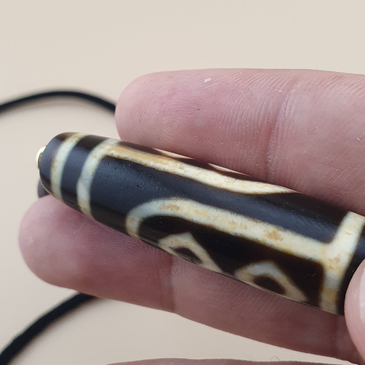 Collier pendentif amulette perle Dzi agate motif yeux uniques Himalaya vintage