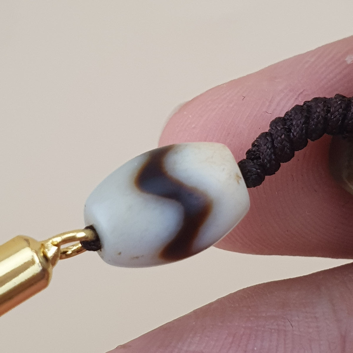 Collier pendentif amulette perle Dzi agate motif yeux uniques Himalaya vintage