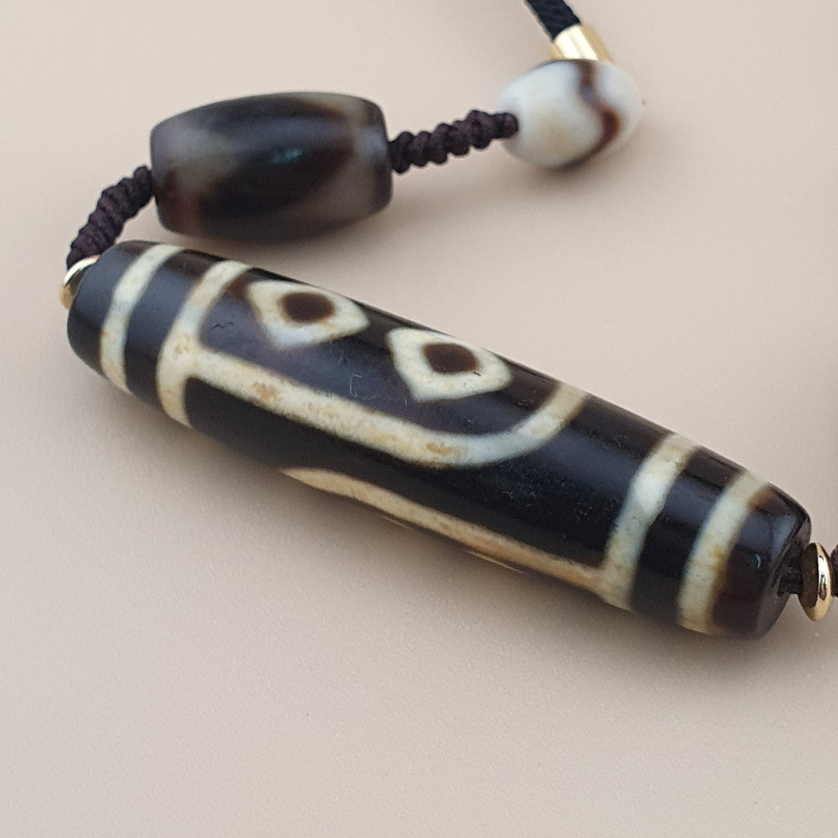 Collier pendentif amulette perle Dzi agate motif yeux uniques Himalaya vintage