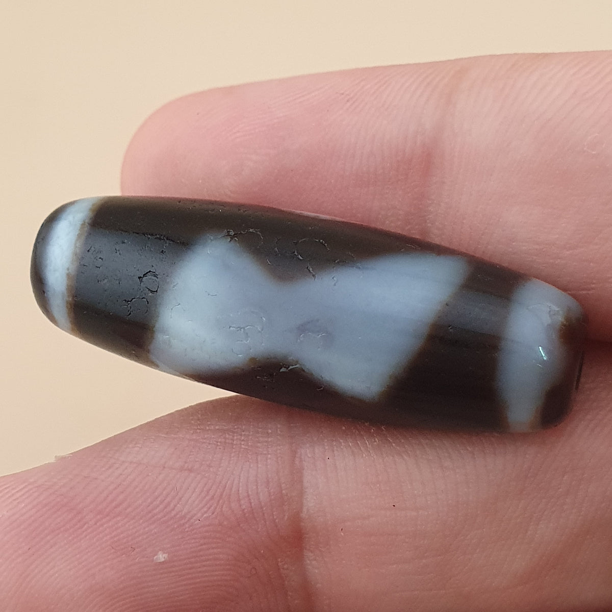 Charm en Agate du Tibet, motif floral himalayen, rare et vintage