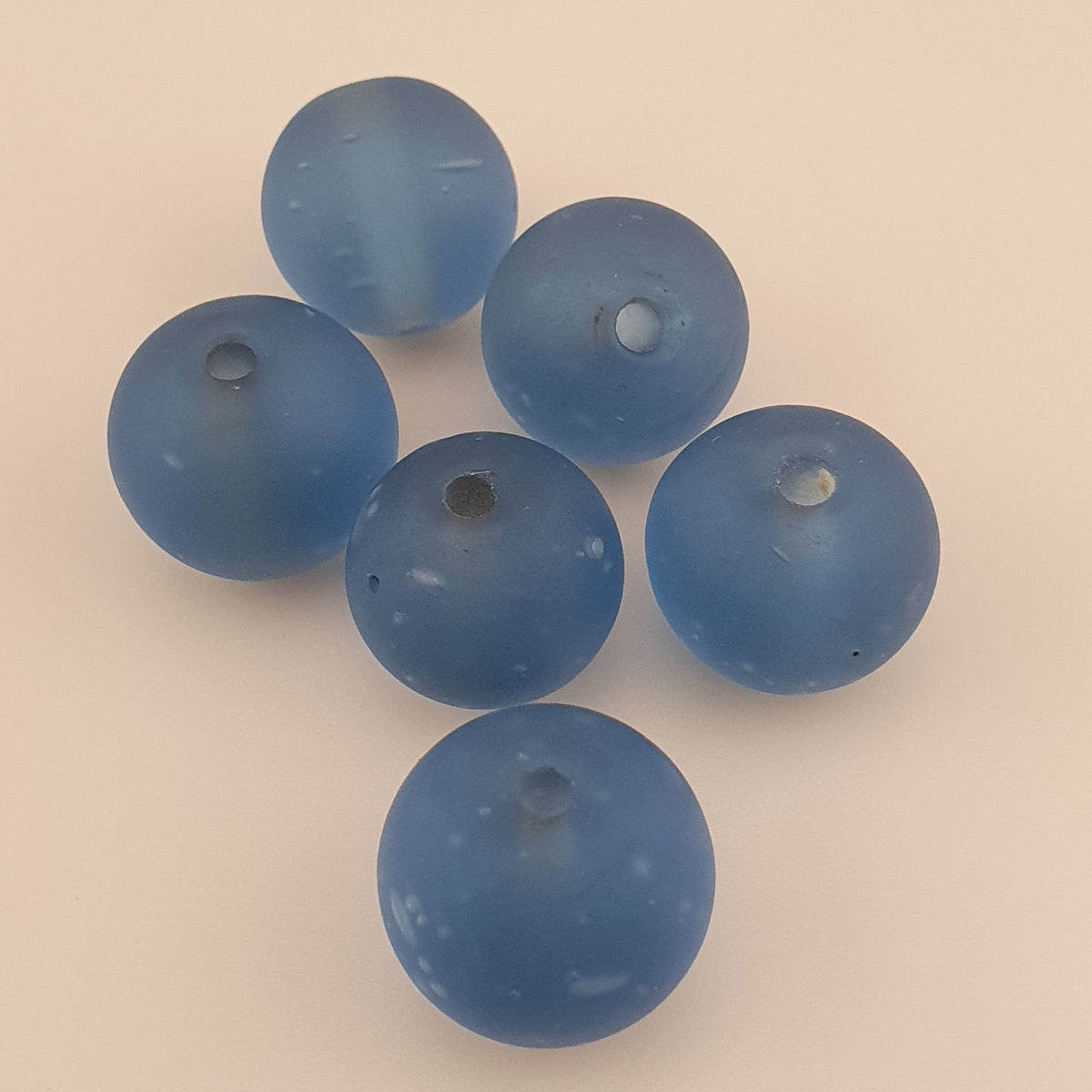 Lot de 6 verres bleus antiques de style africain