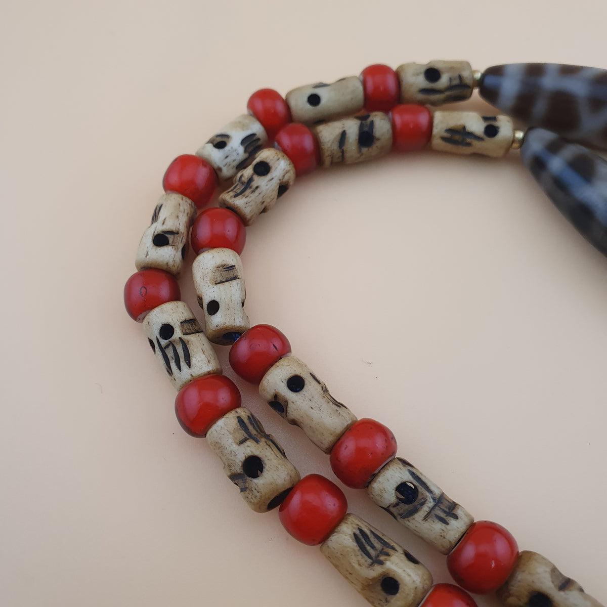 Collier de perles œil en agate de l'Himalaya du Tibet vintage et perles de verre Whiteheart