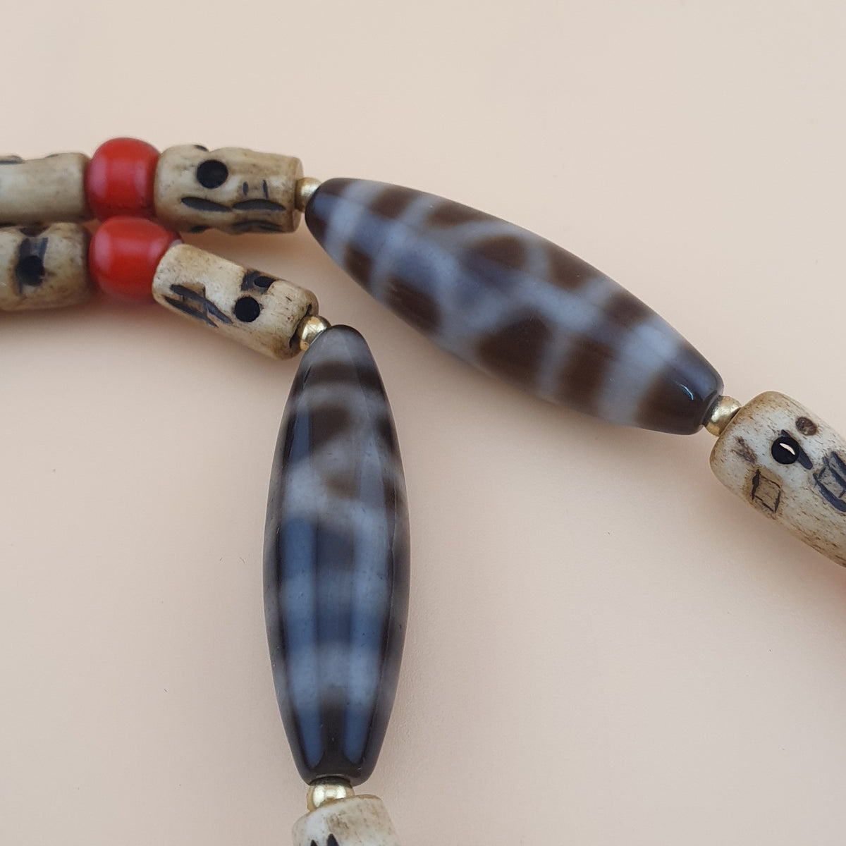Collier de perles œil en agate de l'Himalaya du Tibet vintage et perles de verre Whiteheart