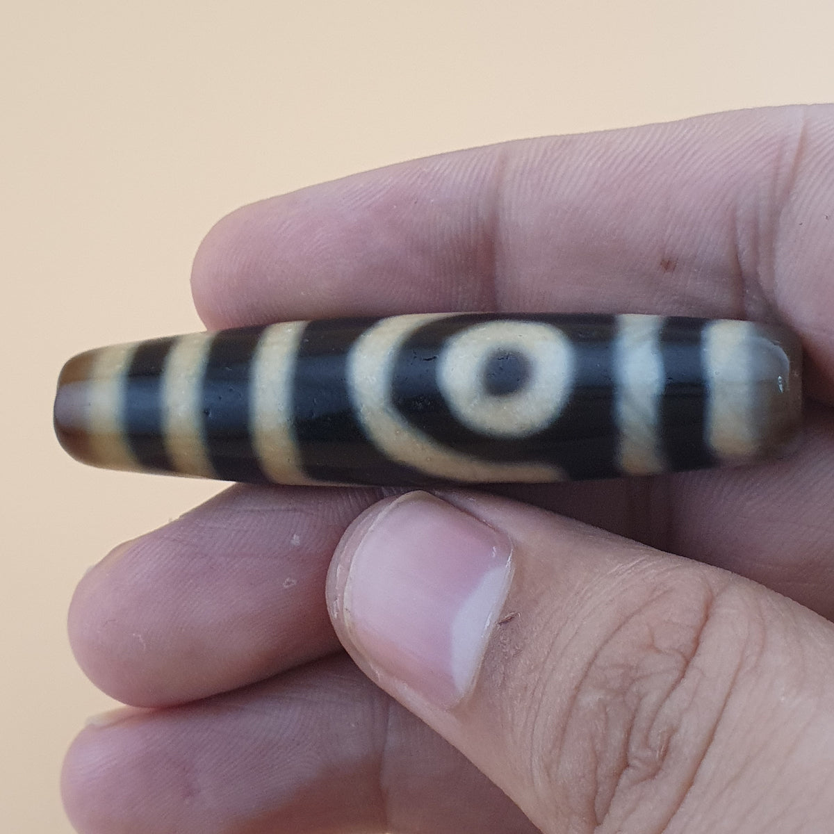 Amulette vintage tibétaine himalayenne en agate à 2 yeux