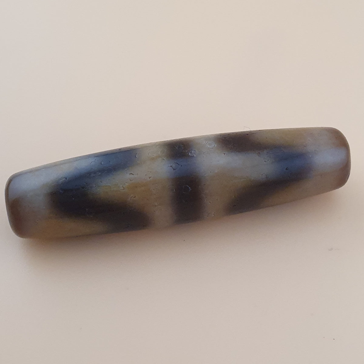 Amulette vintage en perles d'agate tibétaine himalayenne à motif en zigzag