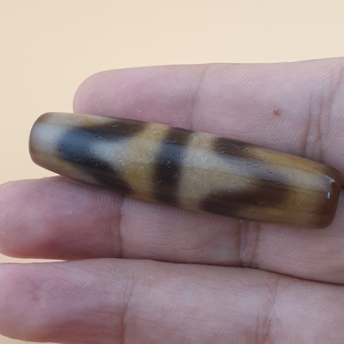 Amulette vintage en perles d'agate tibétaine himalayenne à motif en zigzag