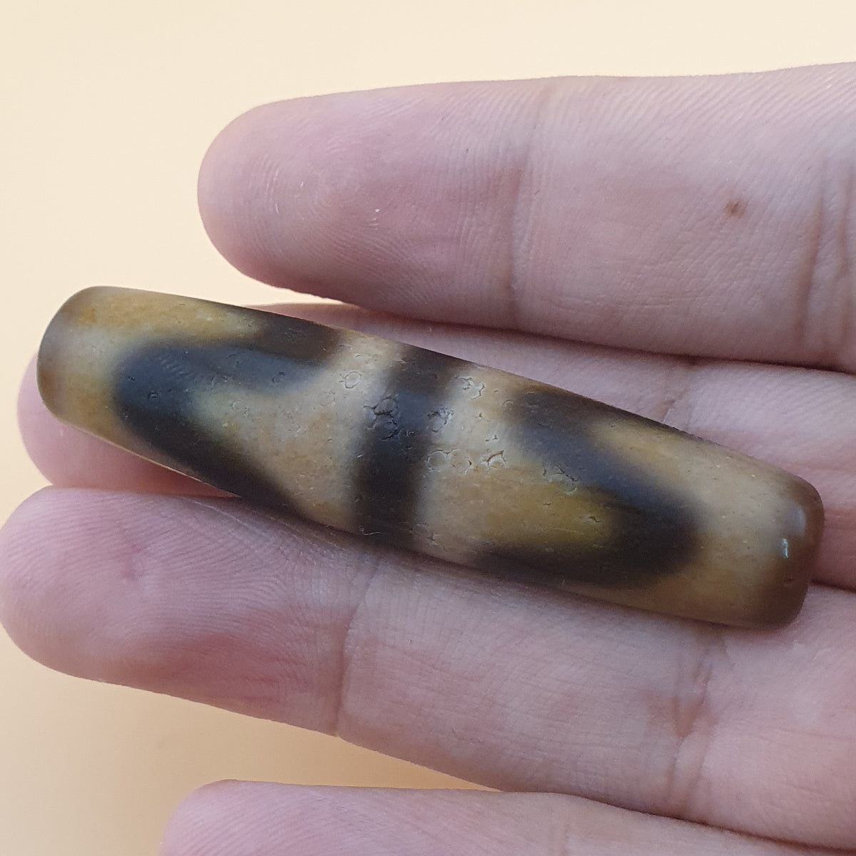 Amulette vintage en perles d'agate tibétaine himalayenne à motif en zigzag